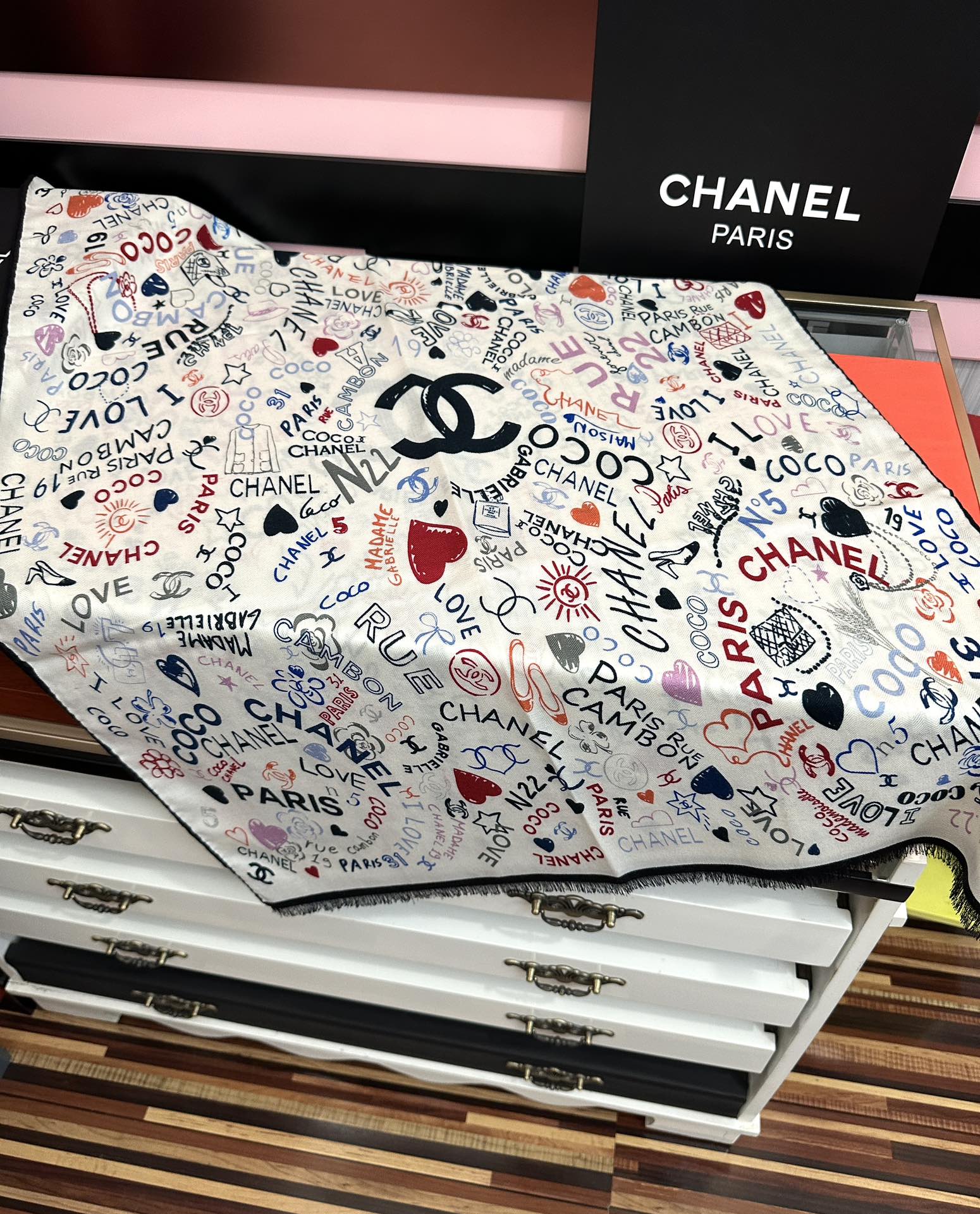 Chanel 新款 小香 双面同色 2025【coco涂鸦系列】太美了 下手一定要快 四季都可以用 真心美的让人非常非上身效果简直美翻了 品质非常完美 整个围巾给人气场的同时又非常 秀丽 绝对值得入手的新款 实物一拿到就会庆幸自己是女人的绝美好货 尺寸：65x185