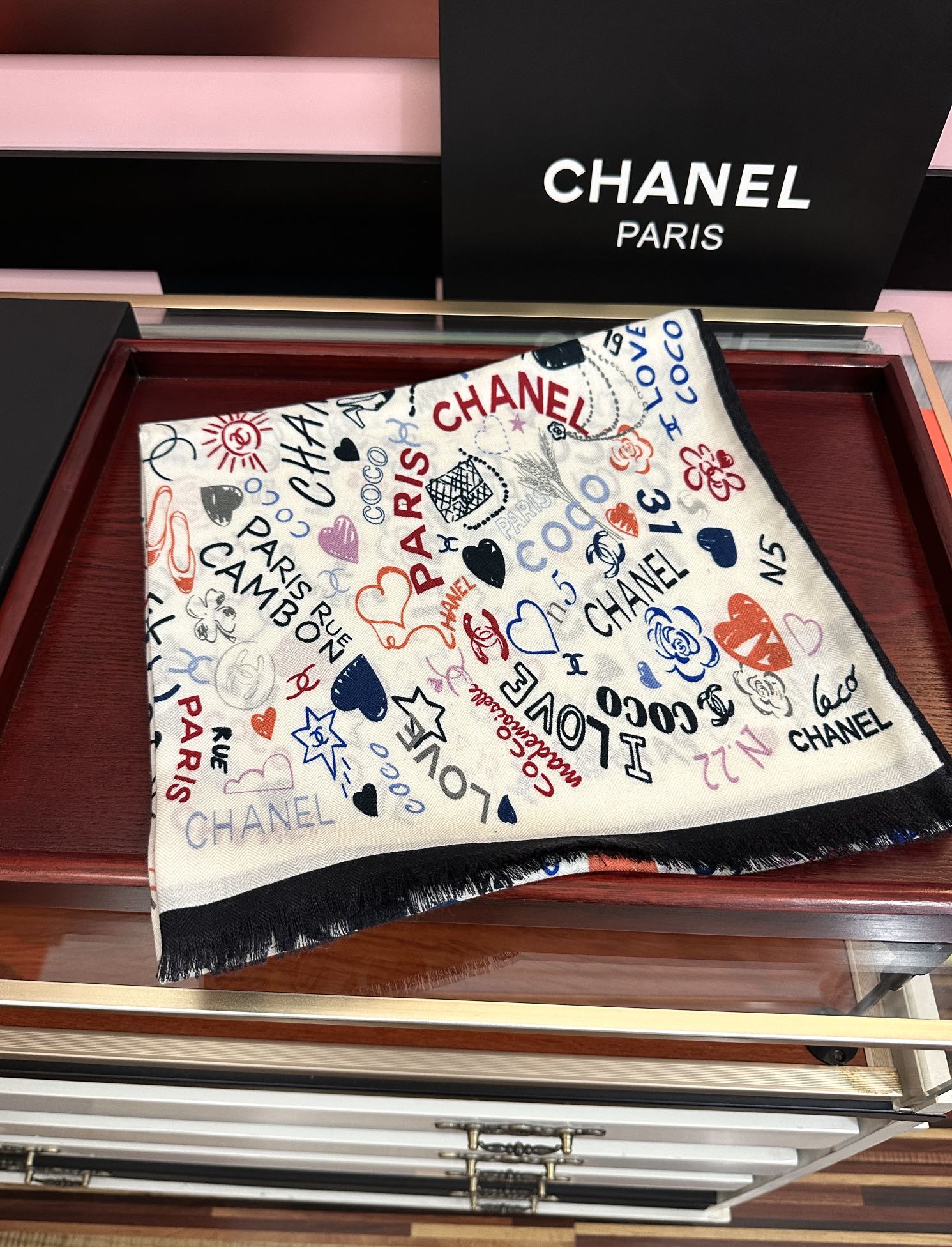 Chanel 新款 小香 双面同色 2025【coco涂鸦系列】太美了 下手一定要快 四季都可以用 真心美的让人非常非上身效果简直美翻了 品质非常完美 整个围巾给人气场的同时又非常 秀丽 绝对值得入手的新款 实物一拿到就会庆幸自己是女人的绝美好货 尺寸：65x185