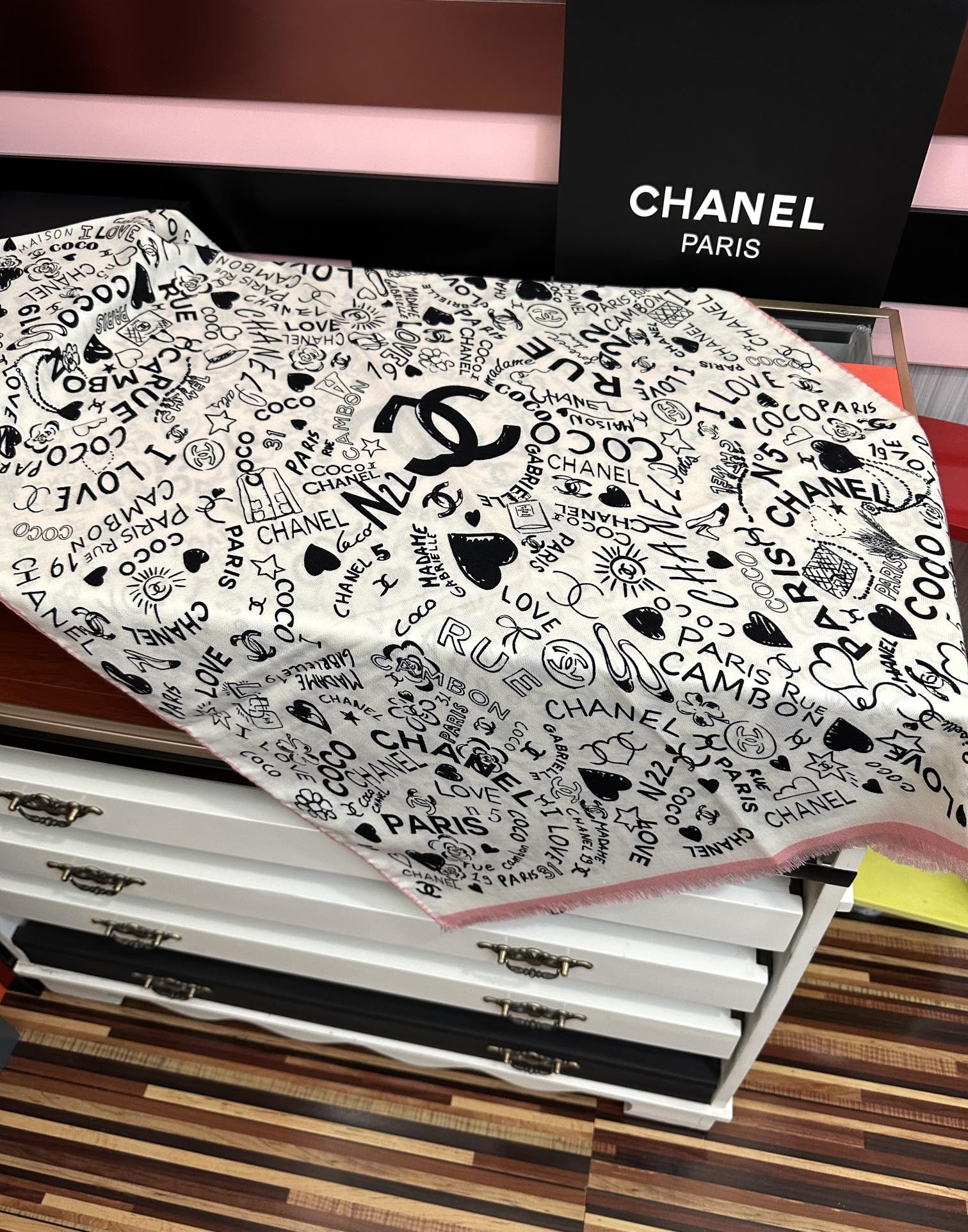 Chanel 新款 小香 双面同色 2025【coco涂鸦系列】太美了 下手一定要快 四季都可以用 真心美的让人非常非上身效果简直美翻了 品质非常完美 整个围巾给人气场的同时又非常 秀丽 绝对值得入手的新款 实物一拿到就会庆幸自己是女人的绝美好货 尺寸：65x185