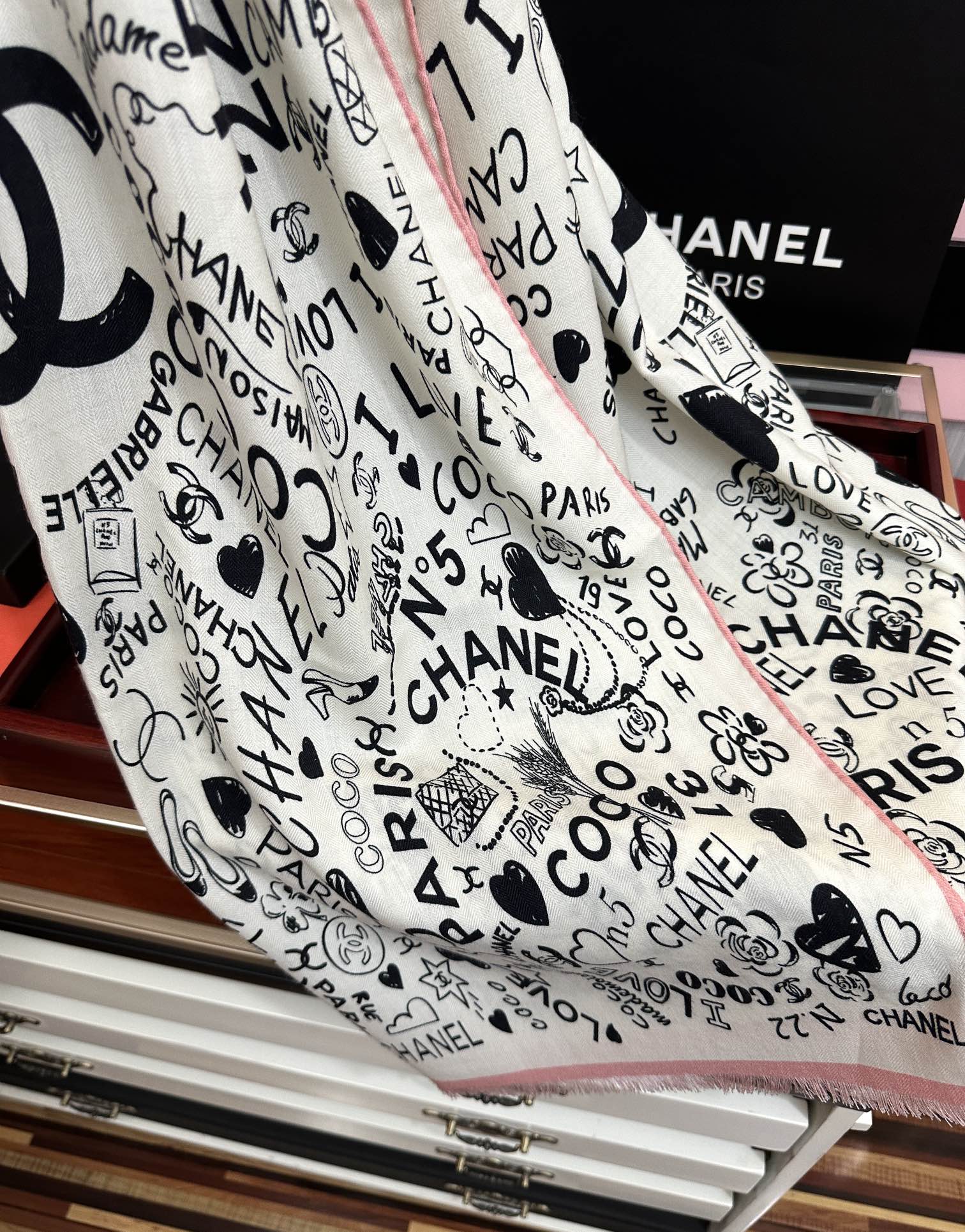 Chanel 新款 小香 双面同色 2025【coco涂鸦系列】太美了 下手一定要快 四季都可以用 真心美的让人非常非上身效果简直美翻了 品质非常完美 整个围巾给人气场的同时又非常 秀丽 绝对值得入手的新款 实物一拿到就会庆幸自己是女人的绝美好货 尺寸：65x185