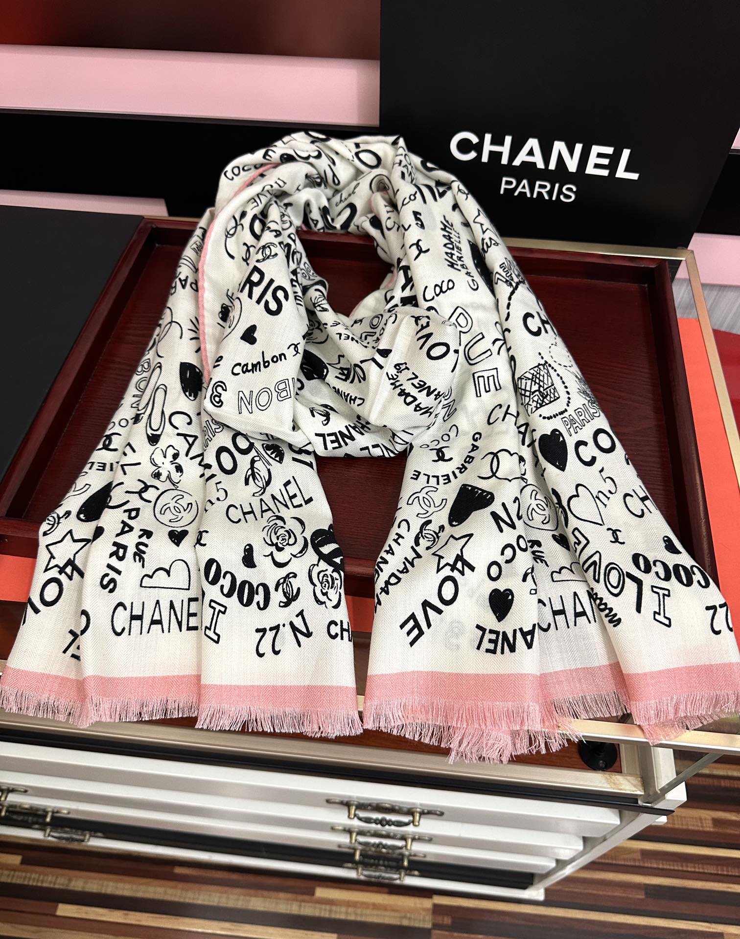 Chanel 新款 小香 双面同色 2025【coco涂鸦系列】太美了 下手一定要快 四季都可以用 真心美的让人非常非上身效果简直美翻了 品质非常完美 整个围巾给人气场的同时又非常 秀丽 绝对值得入手的新款 实物一拿到就会庆幸自己是女人的绝美好货 尺寸：65x185