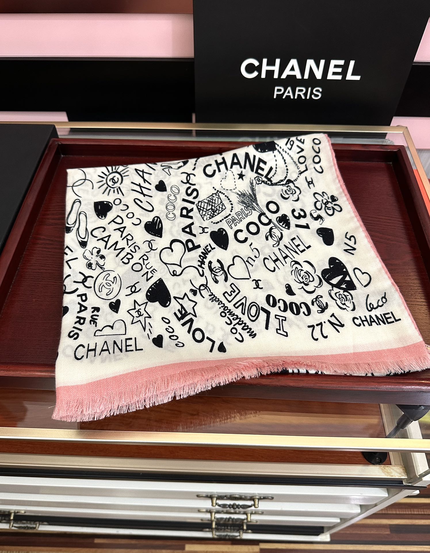 Chanel 新款 小香 双面同色 2025【coco涂鸦系列】太美了 下手一定要快 四季都可以用 真心美的让人非常非上身效果简直美翻了 品质非常完美 整个围巾给人气场的同时又非常 秀丽 绝对值得入手的新款 实物一拿到就会庆幸自己是女人的绝美好货 尺寸：65x185