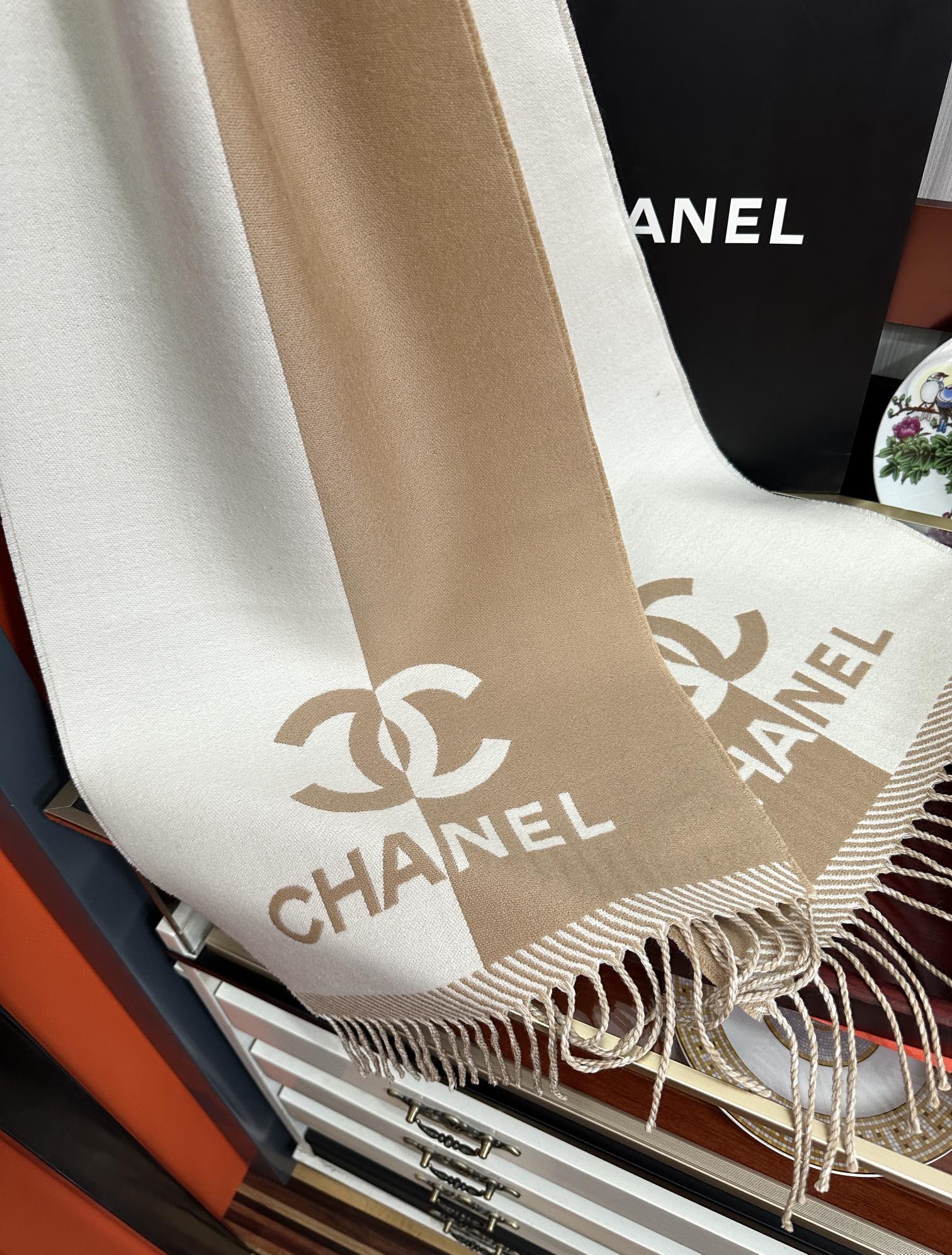 Chanel 2050香奈儿 最新款《双面拼色提花》目测是大 双面异色提花 两面完全相反的颜色及图案 设计真的非常走心 超大品牌LOGO与双C拼色点缀整条围巾 高级美 面料巨流弊 美丽奴初剪羊绒