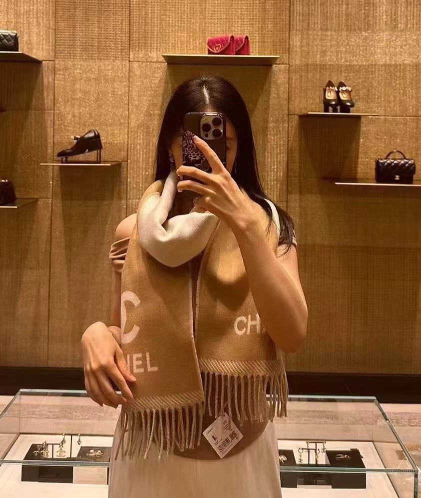Chanel 2050香奈儿 最新款《双面拼色提花》目测是大 双面异色提花 两面完全相反的颜色及图案 设计真的非常走心 超大品牌LOGO与双C拼色点缀整条围巾 高级美 面料巨流弊 美丽奴初剪羊绒
