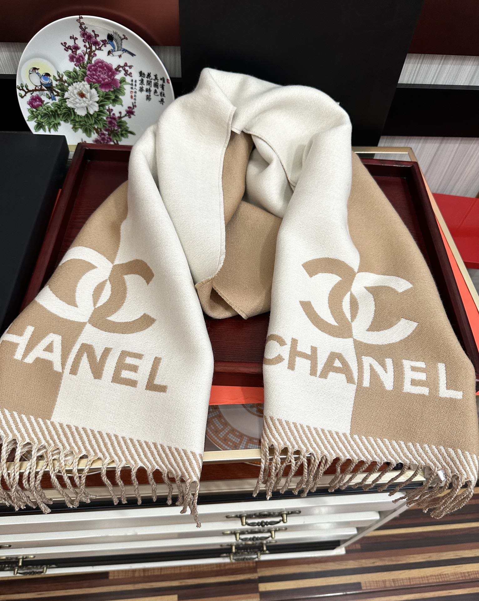 Chanel 2050香奈儿 最新款《双面拼色提花》目测是大 双面异色提花 两面完全相反的颜色及图案 设计真的非常走心 超大品牌LOGO与双C拼色点缀整条围巾 高级美 面料巨流弊 美丽奴初剪羊绒