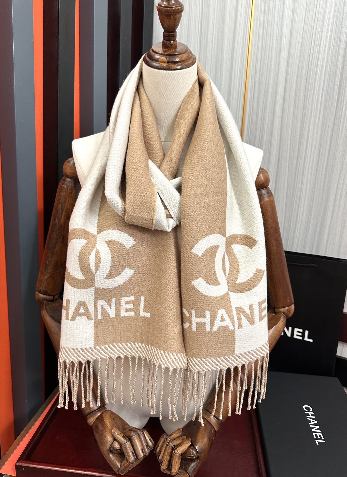 Chanel 2050香奈儿 最新款《双面拼色提花》目测是大 双面异色提花 两面完全相反的颜色及图案 设计真的非常走心 超大品牌LOGO与双C拼色点缀整条围巾 高级美 面料巨流弊 美丽奴初剪羊绒