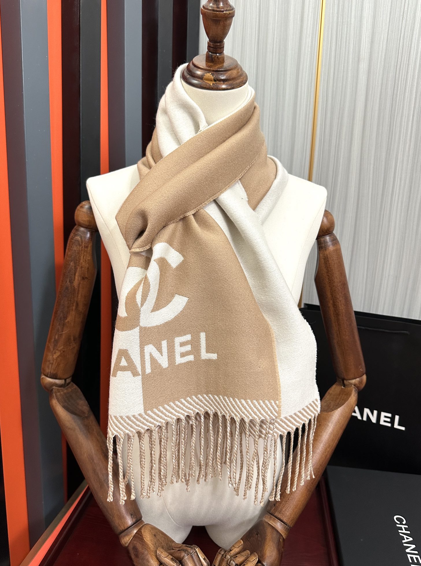 Chanel 2050香奈儿 最新款《双面拼色提花》目测是大 双面异色提花 两面完全相反的颜色及图案 设计真的非常走心 超大品牌LOGO与双C拼色点缀整条围巾 高级美 面料巨流弊 美丽奴初剪羊绒