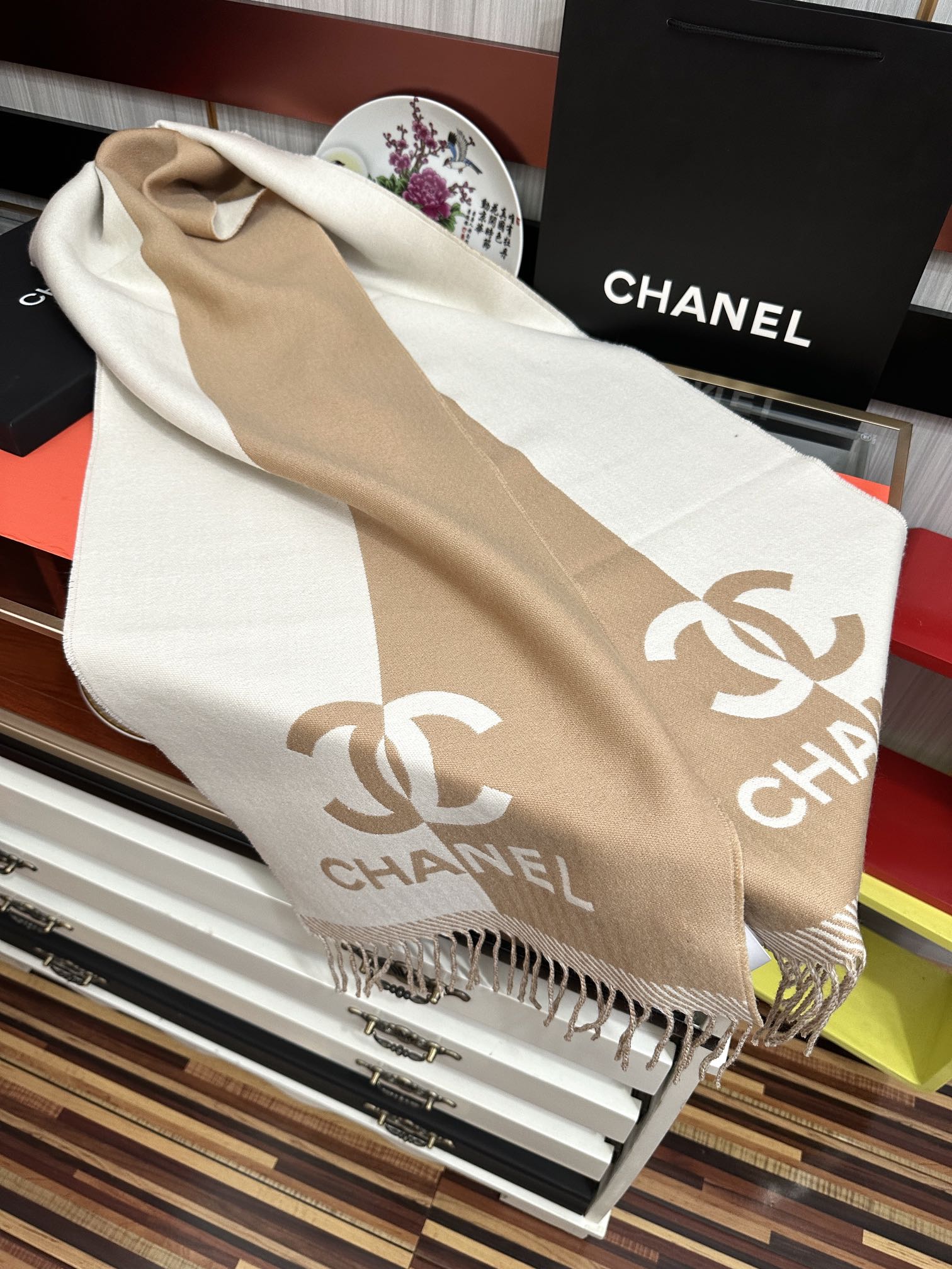Chanel 2050香奈儿 最新款《双面拼色提花》目测是大 双面异色提花 两面完全相反的颜色及图案 设计真的非常走心 超大品牌LOGO与双C拼色点缀整条围巾 高级美 面料巨流弊 美丽奴初剪羊绒
