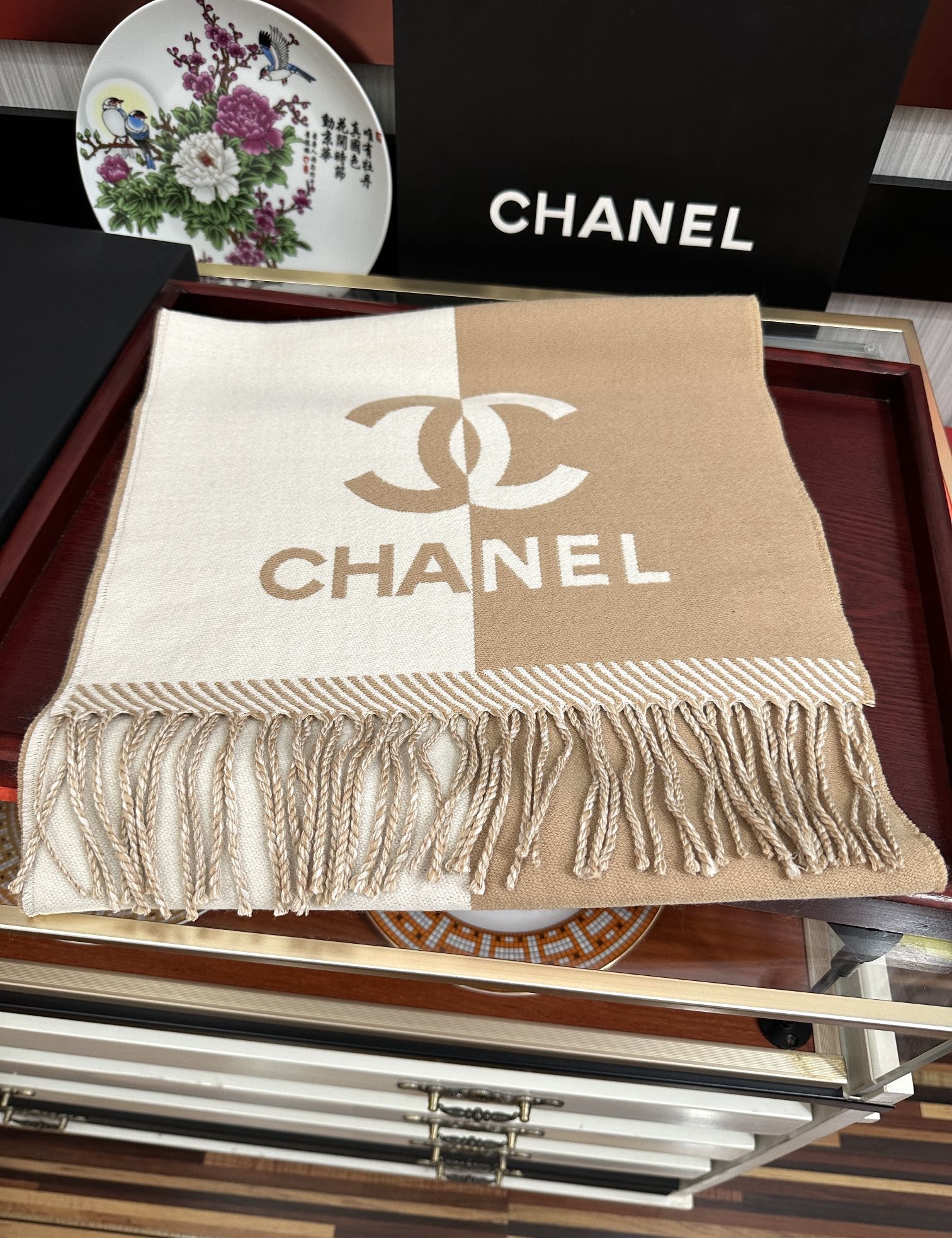Chanel 2050香奈儿 最新款《双面拼色提花》目测是大 双面异色提花 两面完全相反的颜色及图案 设计真的非常走心 超大品牌LOGO与双C拼色点缀整条围巾 高级美 面料巨流弊 美丽奴初剪羊绒