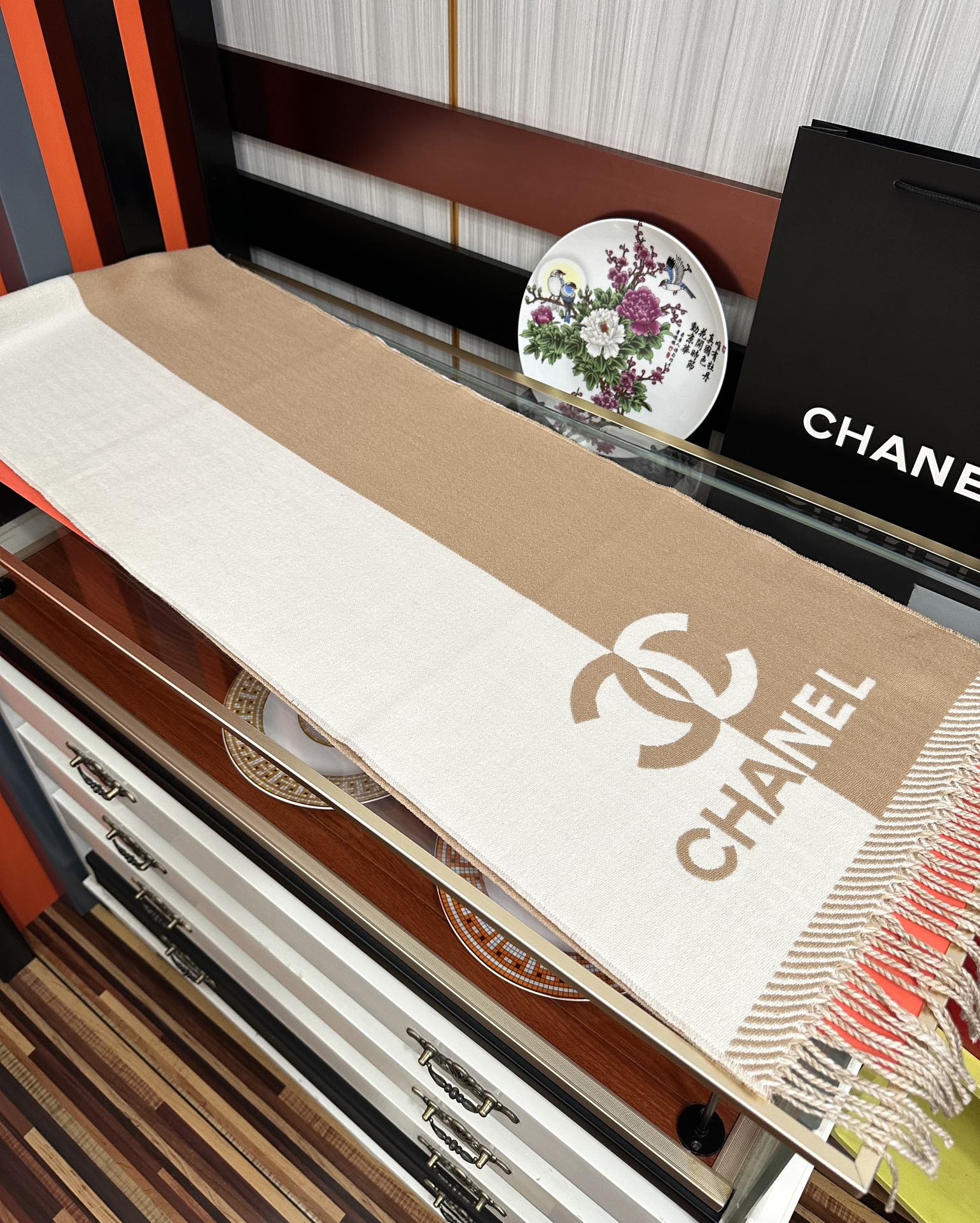 Chanel 2050香奈儿 最新款《双面拼色提花》目测是大 双面异色提花 两面完全相反的颜色及图案 设计真的非常走心 超大品牌LOGO与双C拼色点缀整条围巾 高级美 面料巨流弊 美丽奴初剪羊绒
