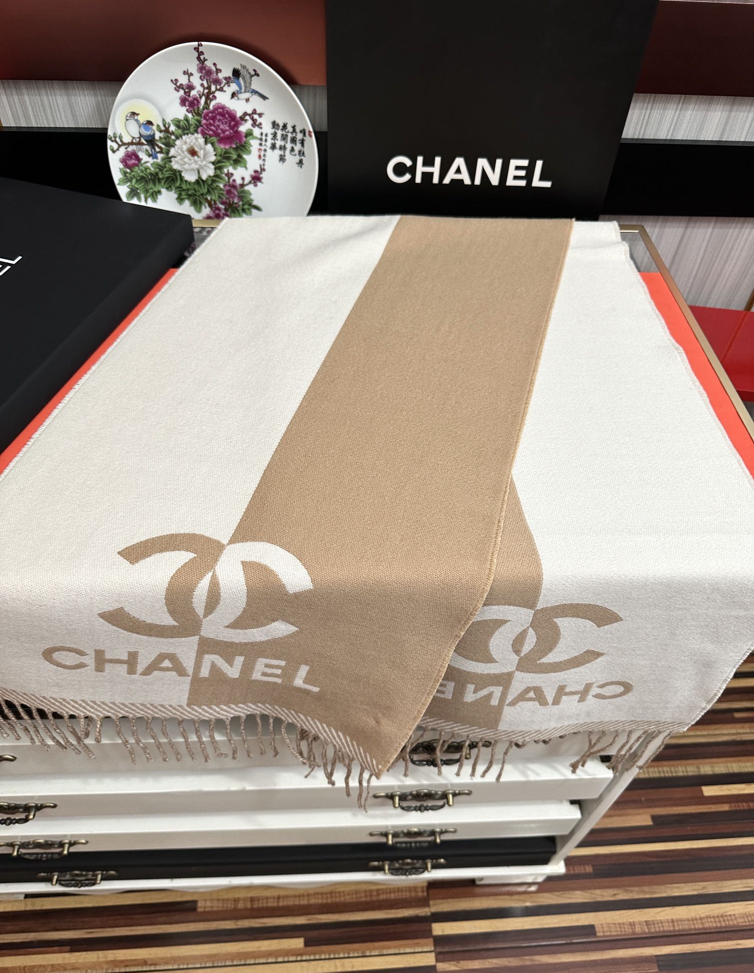 Chanel 2050香奈儿 最新款《双面拼色提花》目测是大 双面异色提花 两面完全相反的颜色及图案 设计真的非常走心 超大品牌LOGO与双C拼色点缀整条围巾 高级美 面料巨流弊 美丽奴初剪羊绒