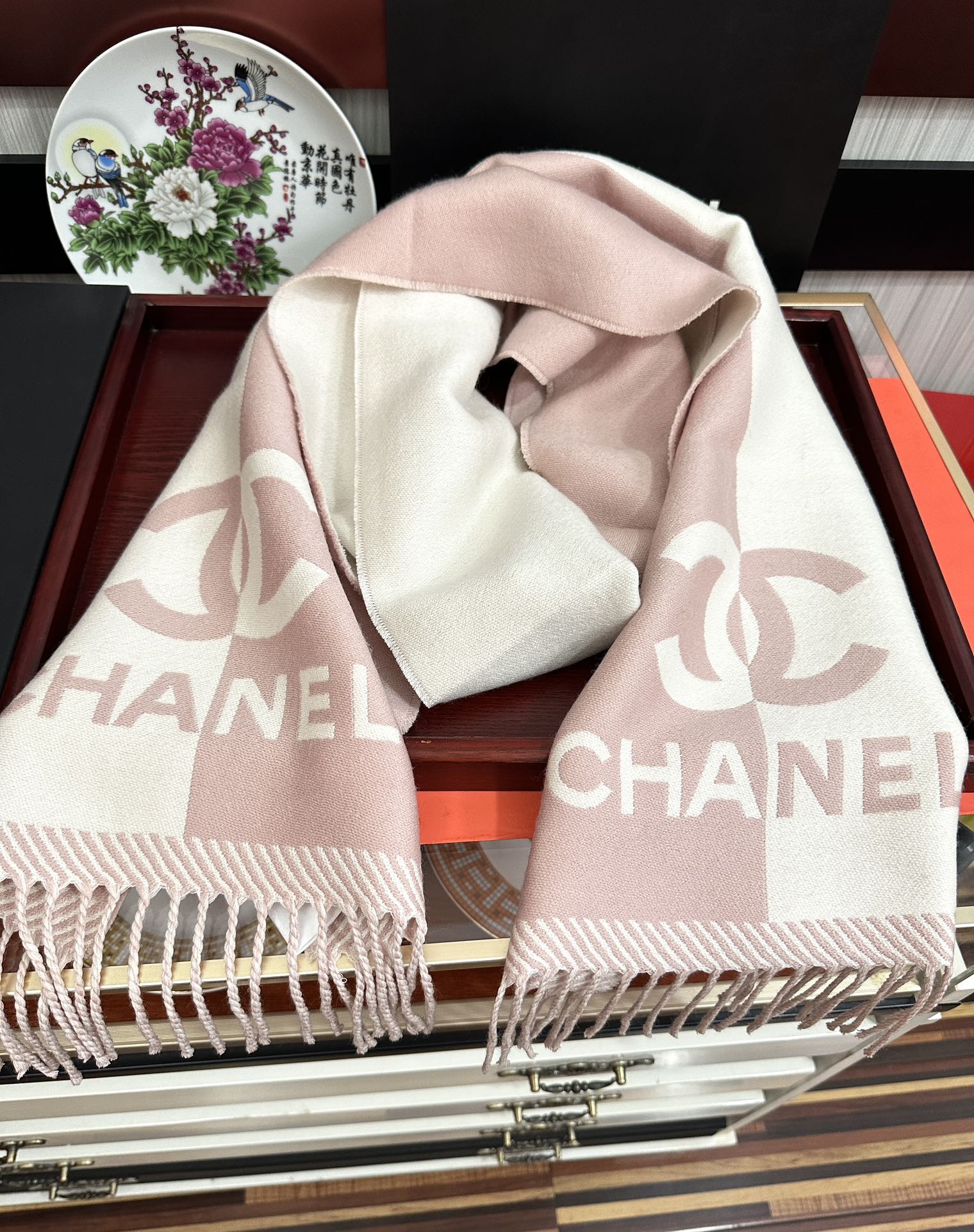 Chanel 2050香奈儿 最新款《双面拼色提花》目测是大 双面异色提花 两面完全相反的颜色及图案 设计真的非常走心 超大品牌LOGO与双C拼色点缀整条围巾 高级美 面料巨流弊 美丽奴初剪羊绒