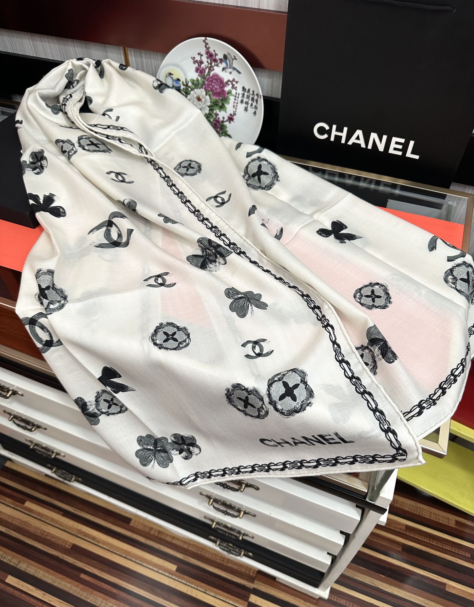 Chanel 双面同色太美了 下手一定要快 四季都可以用 真心美的让人非常非上身效果简直美翻了 品质非常完美 整个围巾给人气场的同时又非常 秀丽 绝对值得入手的新款 实物一拿到就会庆幸自己是女人的绝美好货 尺寸：65x185