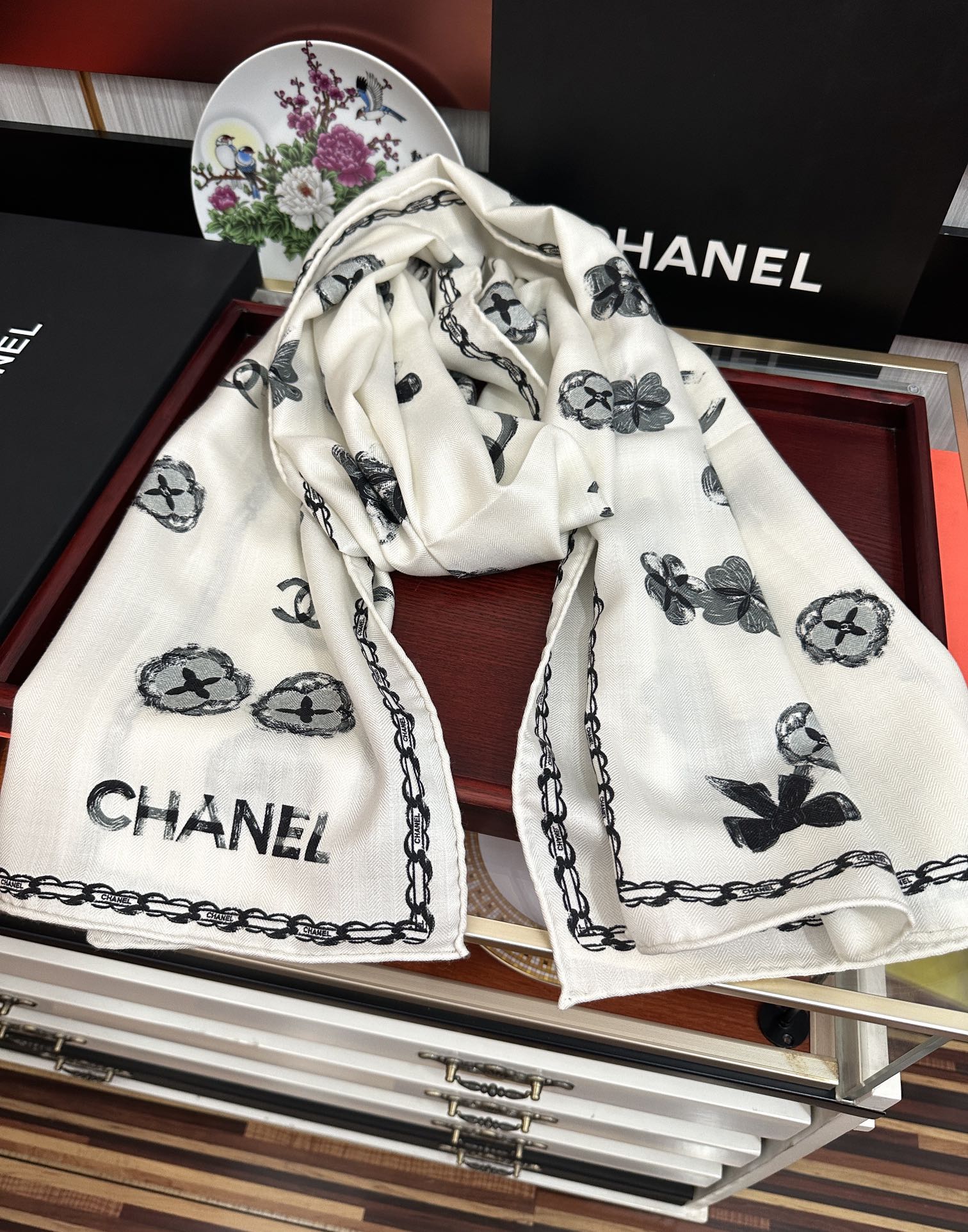 Chanel 双面同色太美了 下手一定要快 四季都可以用 真心美的让人非常非上身效果简直美翻了 品质非常完美 整个围巾给人气场的同时又非常 秀丽 绝对值得入手的新款 实物一拿到就会庆幸自己是女人的绝美好货 尺寸：65x185