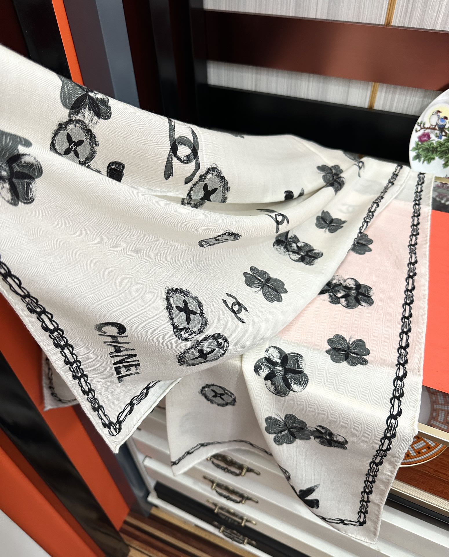 Chanel 双面同色太美了 下手一定要快 四季都可以用 真心美的让人非常非上身效果简直美翻了 品质非常完美 整个围巾给人气场的同时又非常 秀丽 绝对值得入手的新款 实物一拿到就会庆幸自己是女人的绝美好货 尺寸：65x185