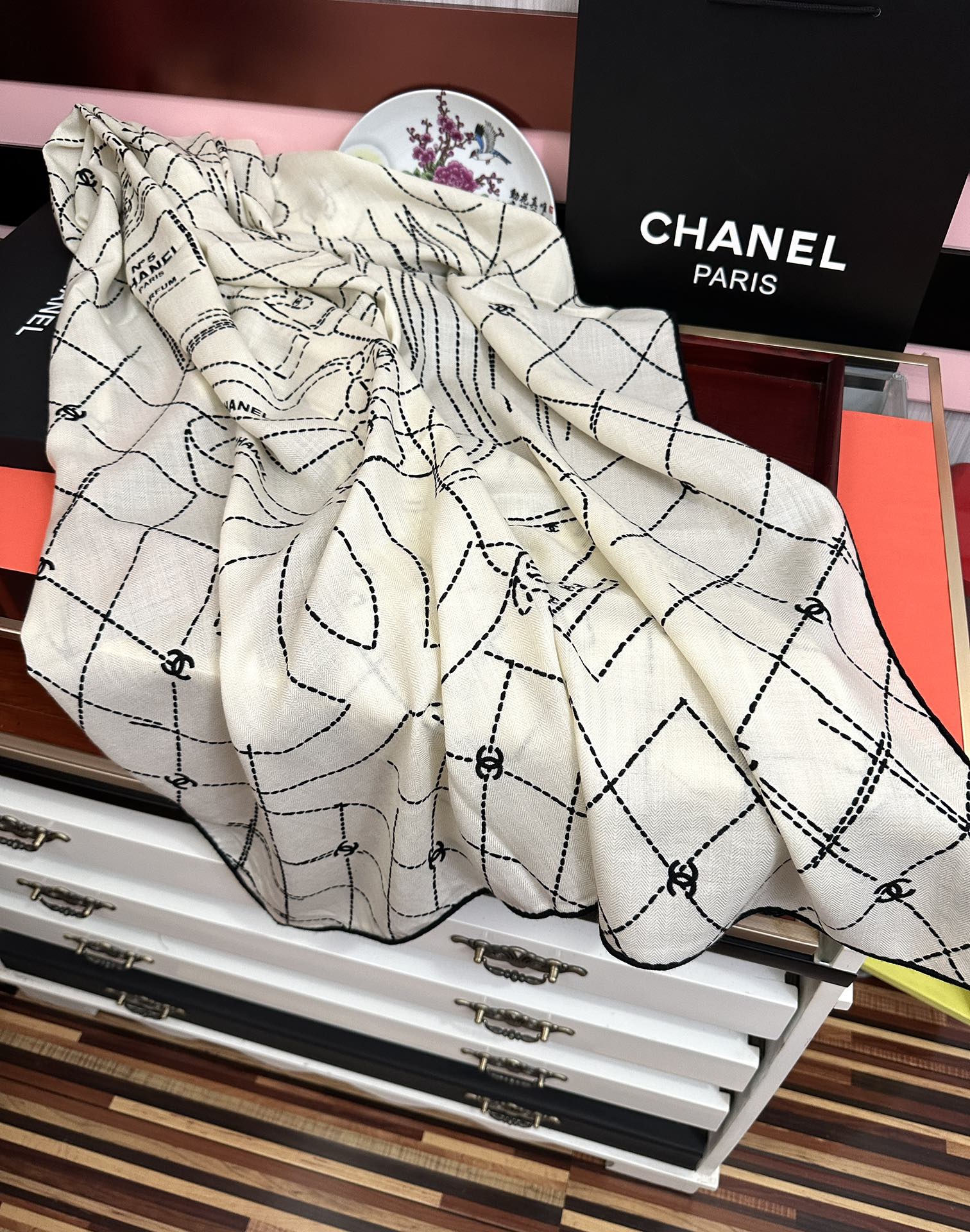 Chanel 2050香奈儿 【双面同色】永远 双C优雅Coco风 ~气质到骨子里 香奶奶新一季的面料超高级