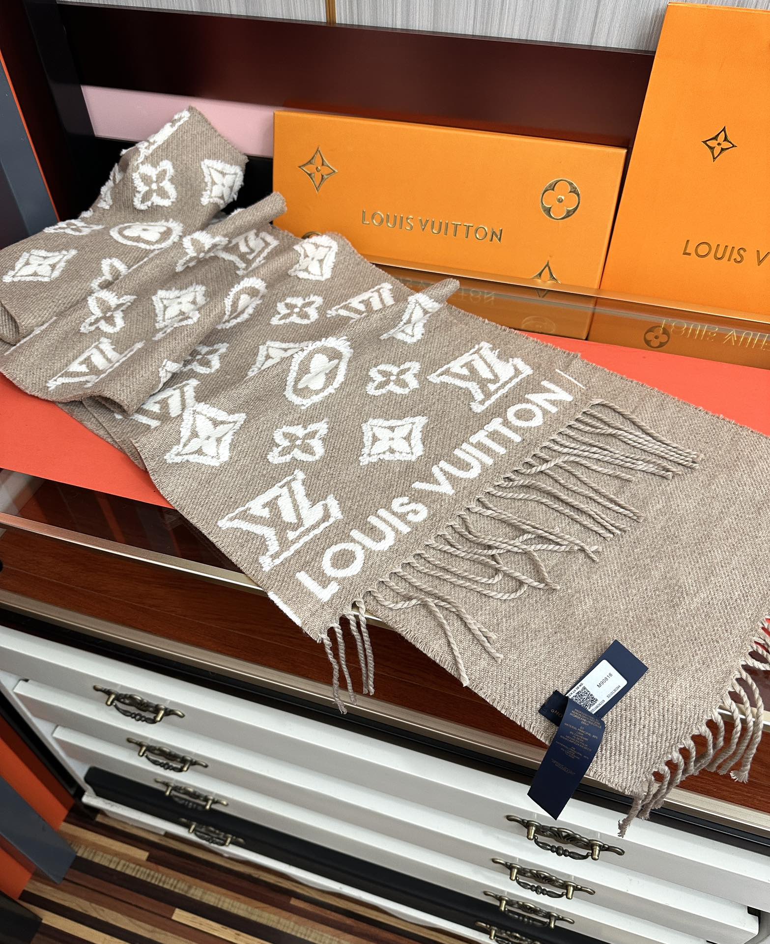 Louis Vuitton L家 最新款3D 围巾为柔软毛绒混纺织入 Monogram 图案 再以撞色羊毛皮演绎瞩目 3D 效果 剪花工艺令两面呈现迥异肌理