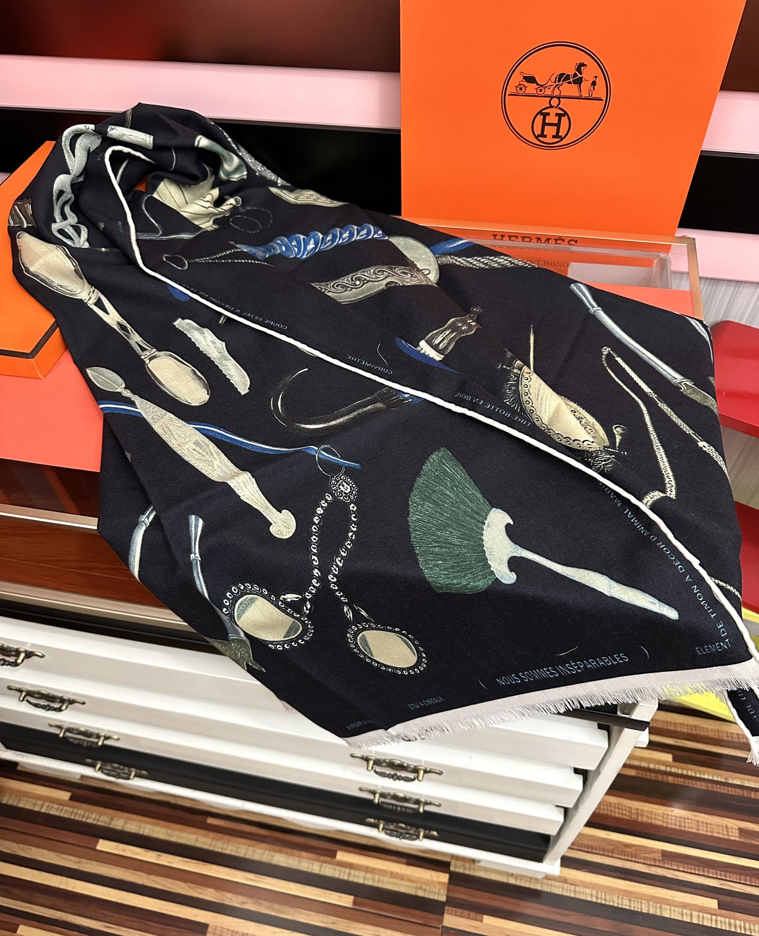 Hermès 新款 2025爱马仕 【型影相随】双面同色 太美了 下手一定要快 四季都可以用 真心美的让人非常非上身效果简直美翻了 品质非常完美 整个围巾给人气场的同时又非常 秀丽 绝对值得入手的新款 实物一拿到就会庆幸自己是女人的绝美好货 尺寸：65x185