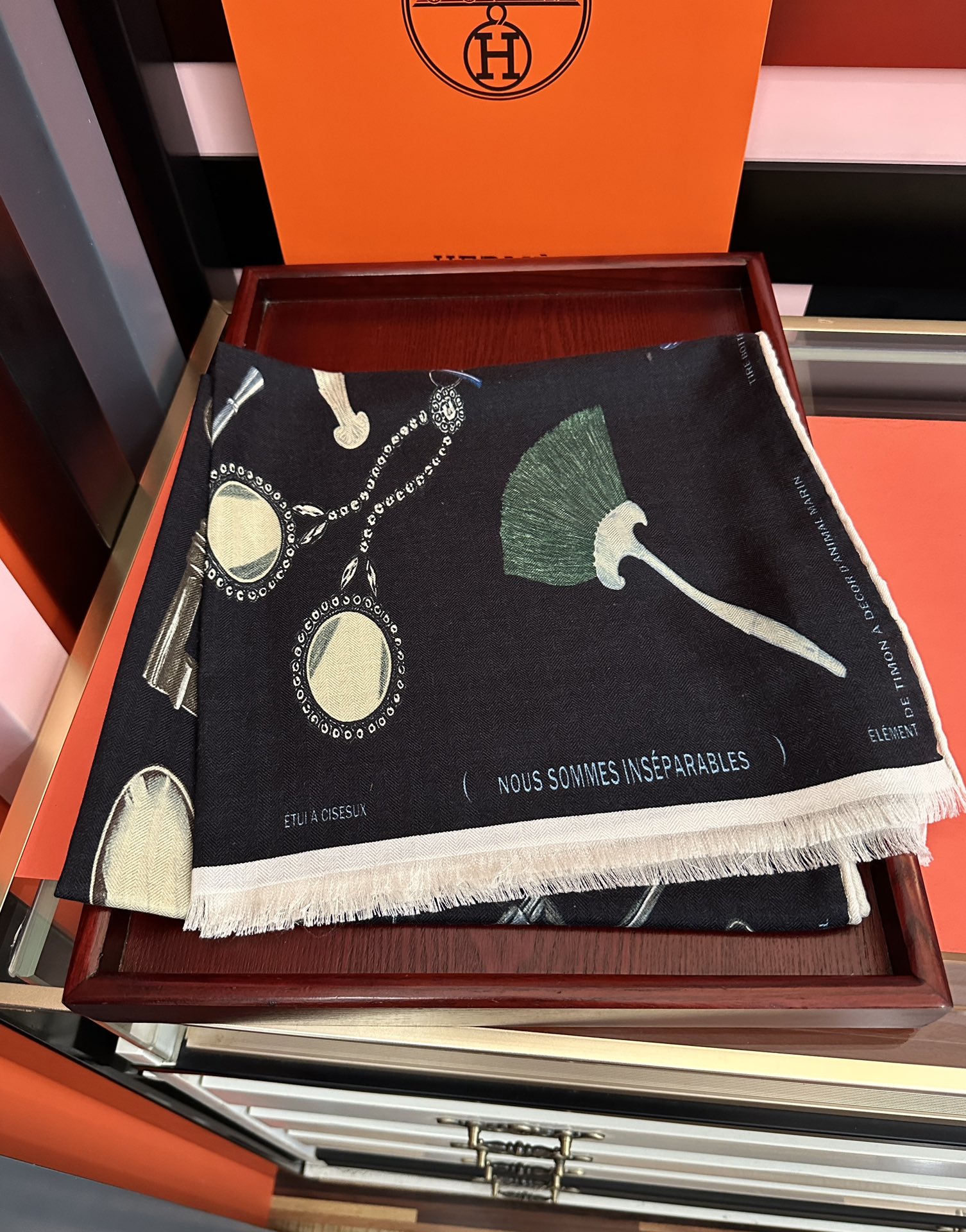 Hermès 新款 2025爱马仕 【型影相随】双面同色 太美了 下手一定要快 四季都可以用 真心美的让人非常非上身效果简直美翻了 品质非常完美 整个围巾给人气场的同时又非常 秀丽 绝对值得入手的新款 实物一拿到就会庆幸自己是女人的绝美好货 尺寸：65x185