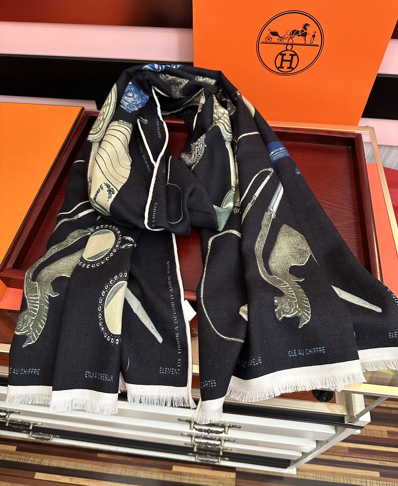 Hermès 新款 2025爱马仕 【型影相随】双面同色 太美了 下手一定要快 四季都可以用 真心美的让人非常非上身效果简直美翻了 品质非常完美 整个围巾给人气场的同时又非常 秀丽 绝对值得入手的新款 实物一拿到就会庆幸自己是女人的绝美好货 尺寸：65x185