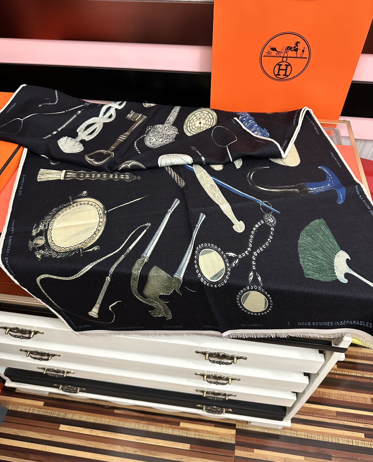 Hermès 新款 2025爱马仕 【型影相随】双面同色 太美了 下手一定要快 四季都可以用 真心美的让人非常非上身效果简直美翻了 品质非常完美 整个围巾给人气场的同时又非常 秀丽 绝对值得入手的新款 实物一拿到就会庆幸自己是女人的绝美好货 尺寸：65x185