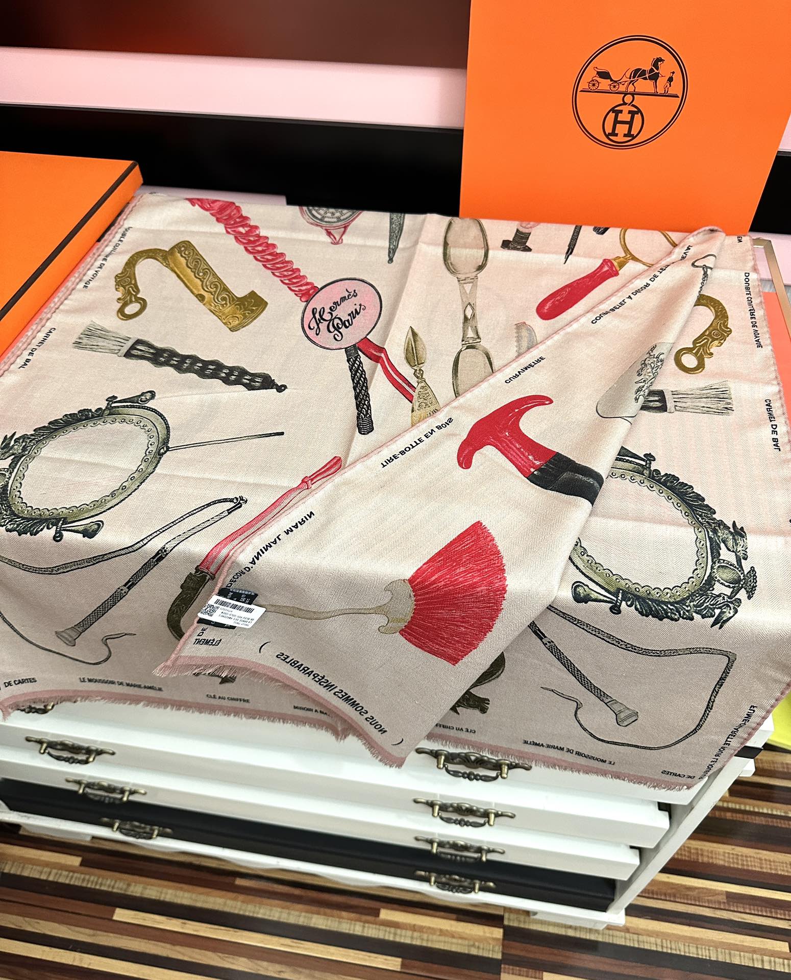 Hermès 新款 2025爱马仕 【型影相随】双面同色 太美了 下手一定要快 四季都可以用 真心美的让人非常非上身效果简直美翻了 品质非常完美 整个围巾给人气场的同时又非常 秀丽 绝对值得入手的新款 实物一拿到就会庆幸自己是女人的绝美好货 尺寸：65x185