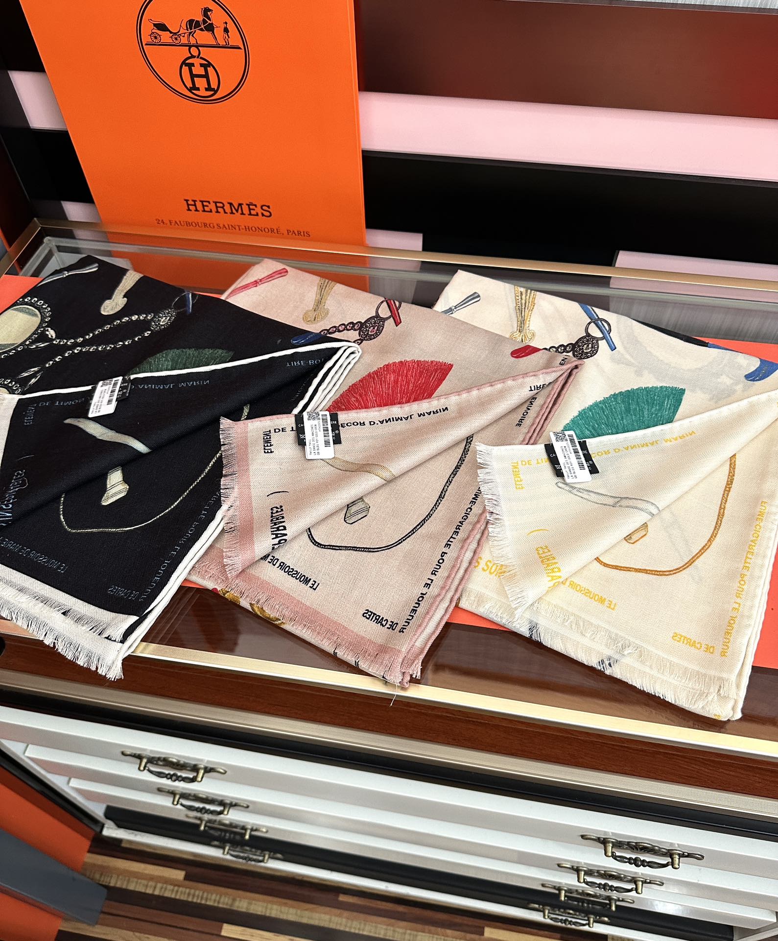 Hermès 新款 2025爱马仕 【型影相随】双面同色 太美了 下手一定要快 四季都可以用 真心美的让人非常非上身效果简直美翻了 品质非常完美 整个围巾给人气场的同时又非常 秀丽 绝对值得入手的新款 实物一拿到就会庆幸自己是女人的绝美好货 尺寸：65x185