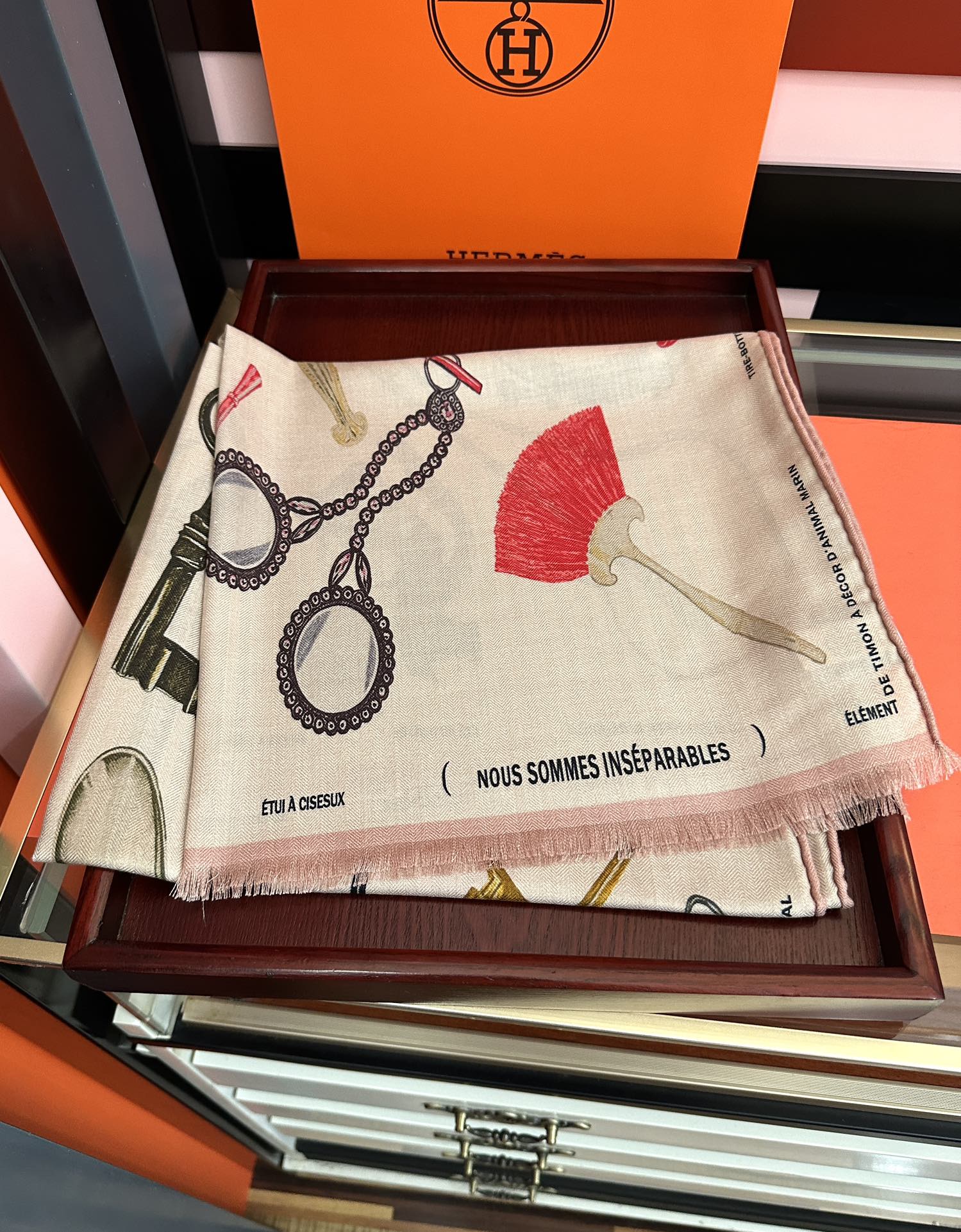 Hermès 新款 2025爱马仕 【型影相随】双面同色 太美了 下手一定要快 四季都可以用 真心美的让人非常非上身效果简直美翻了 品质非常完美 整个围巾给人气场的同时又非常 秀丽 绝对值得入手的新款 实物一拿到就会庆幸自己是女人的绝美好货 尺寸：65x185