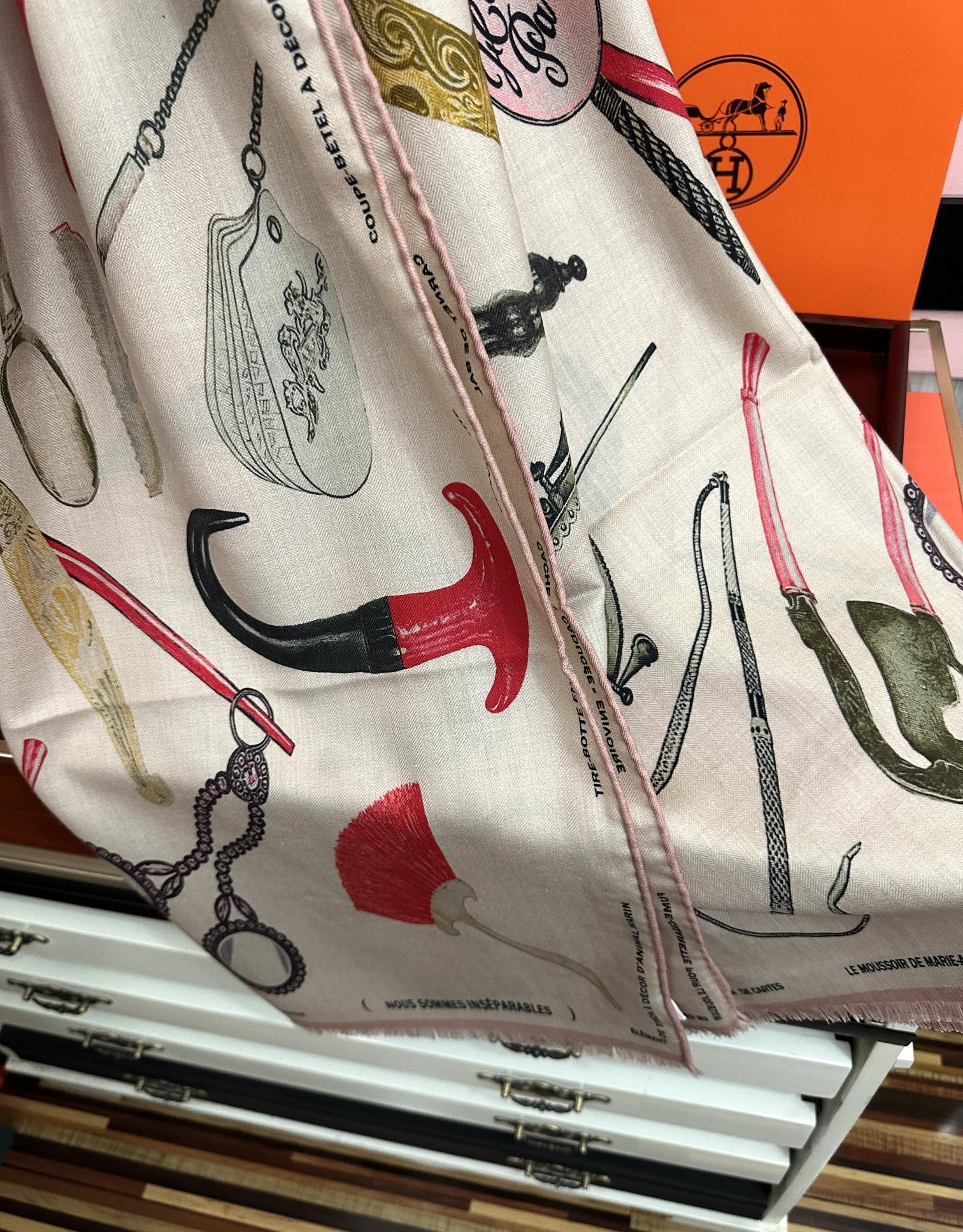 Hermès 新款 2025爱马仕 【型影相随】双面同色 太美了 下手一定要快 四季都可以用 真心美的让人非常非上身效果简直美翻了 品质非常完美 整个围巾给人气场的同时又非常 秀丽 绝对值得入手的新款 实物一拿到就会庆幸自己是女人的绝美好货 尺寸：65x185