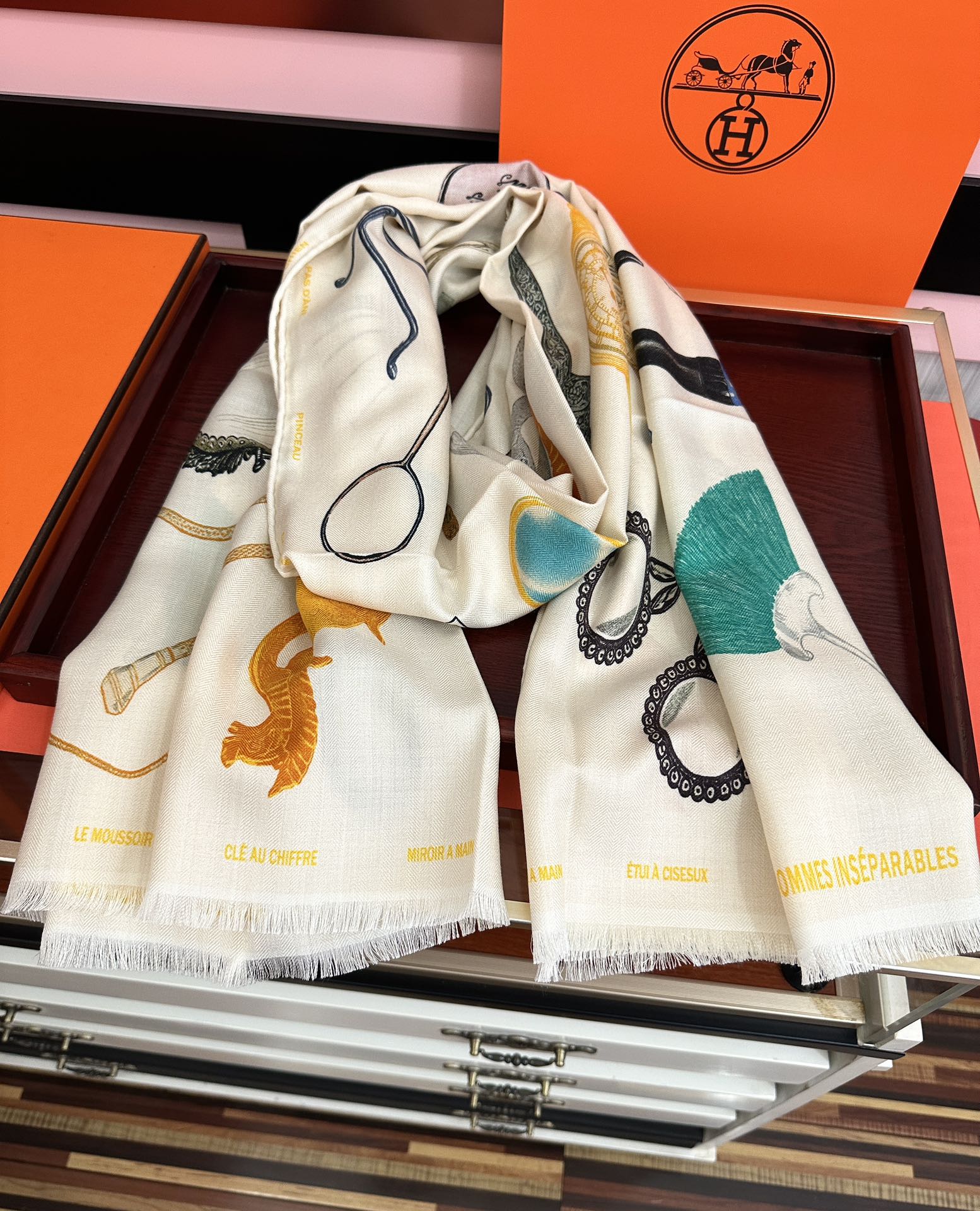 Hermès 新款 2025爱马仕 【型影相随】双面同色 太美了 下手一定要快 四季都可以用 真心美的让人非常非上身效果简直美翻了 品质非常完美 整个围巾给人气场的同时又非常 秀丽 绝对值得入手的新款 实物一拿到就会庆幸自己是女人的绝美好货 尺寸：65x185