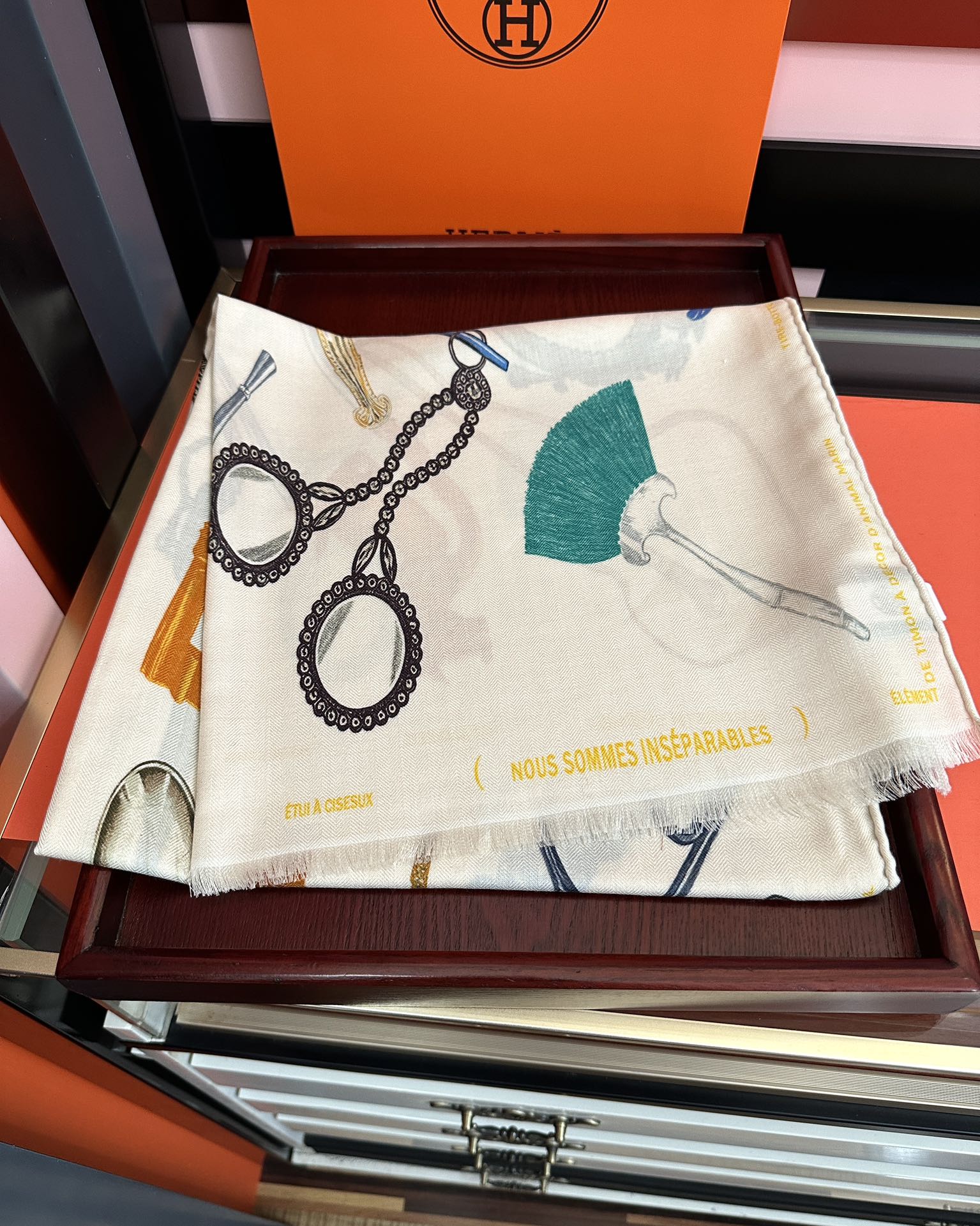 Hermès 新款 2025爱马仕 【型影相随】双面同色 太美了 下手一定要快 四季都可以用 真心美的让人非常非上身效果简直美翻了 品质非常完美 整个围巾给人气场的同时又非常 秀丽 绝对值得入手的新款 实物一拿到就会庆幸自己是女人的绝美好货 尺寸：65x185