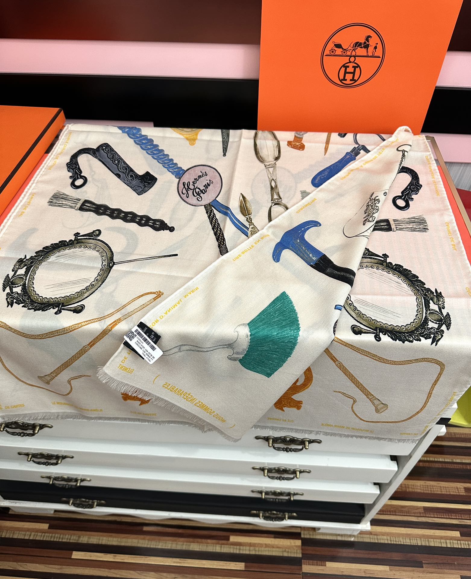 Hermès 新款 2025爱马仕 【型影相随】双面同色 太美了 下手一定要快 四季都可以用 真心美的让人非常非上身效果简直美翻了 品质非常完美 整个围巾给人气场的同时又非常 秀丽 绝对值得入手的新款 实物一拿到就会庆幸自己是女人的绝美好货 尺寸：65x185