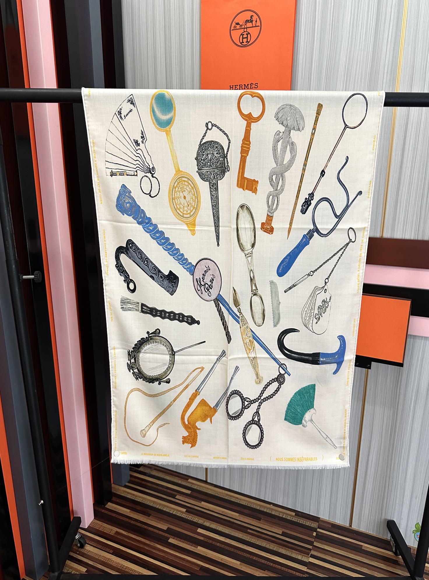 Hermès 新款 2025爱马仕 【型影相随】双面同色 太美了 下手一定要快 四季都可以用 真心美的让人非常非上身效果简直美翻了 品质非常完美 整个围巾给人气场的同时又非常 秀丽 绝对值得入手的新款 实物一拿到就会庆幸自己是女人的绝美好货 尺寸：65x185