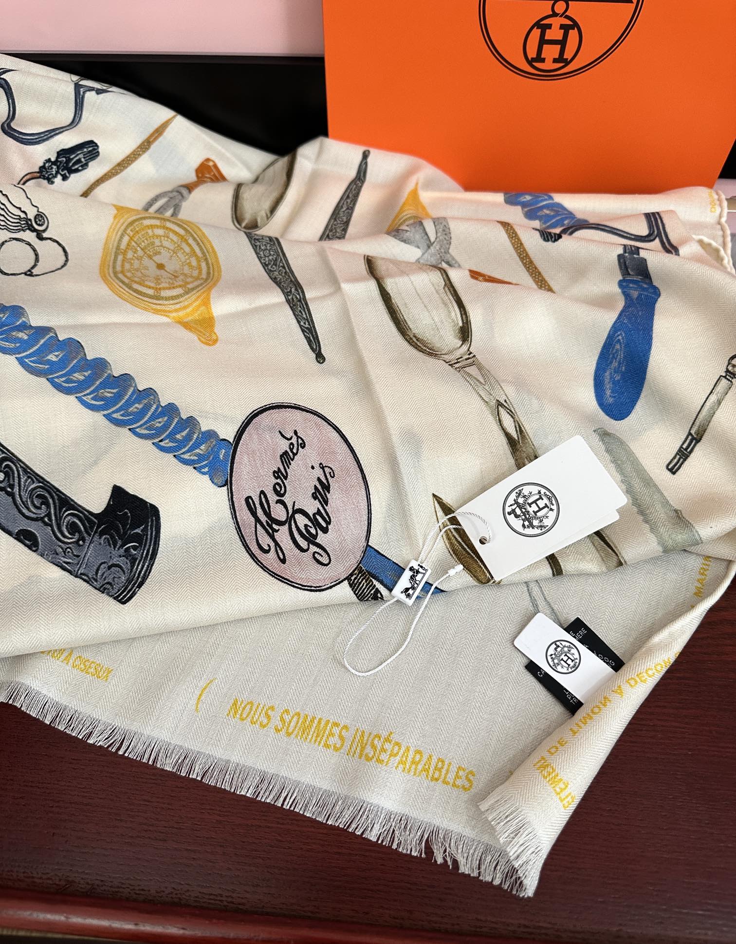 Hermès 新款 2025爱马仕 【型影相随】双面同色 太美了 下手一定要快 四季都可以用 真心美的让人非常非上身效果简直美翻了 品质非常完美 整个围巾给人气场的同时又非常 秀丽 绝对值得入手的新款 实物一拿到就会庆幸自己是女人的绝美好货 尺寸：65x185