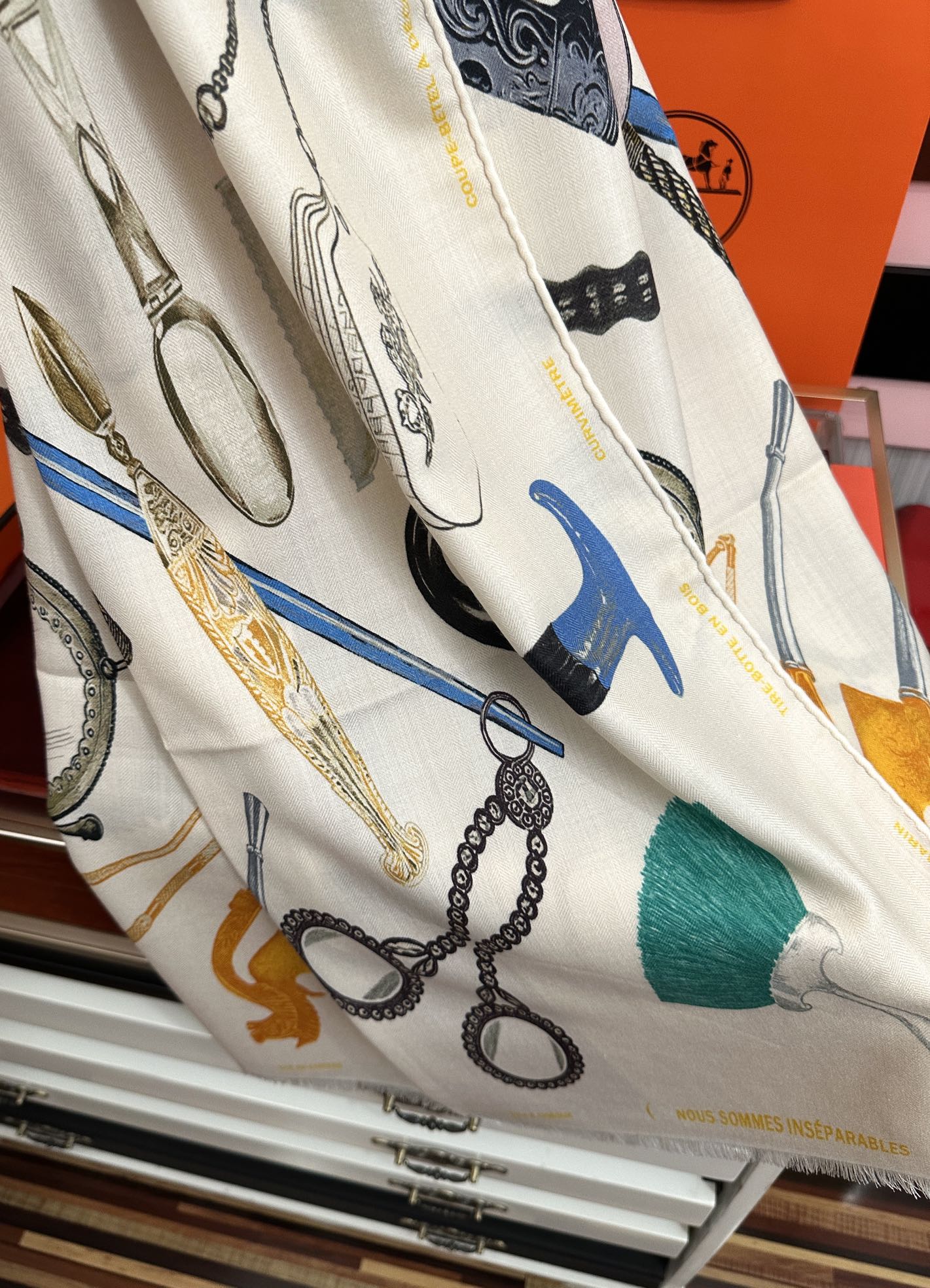 Hermès 新款 2025爱马仕 【型影相随】双面同色 太美了 下手一定要快 四季都可以用 真心美的让人非常非上身效果简直美翻了 品质非常完美 整个围巾给人气场的同时又非常 秀丽 绝对值得入手的新款 实物一拿到就会庆幸自己是女人的绝美好货 尺寸：65x185