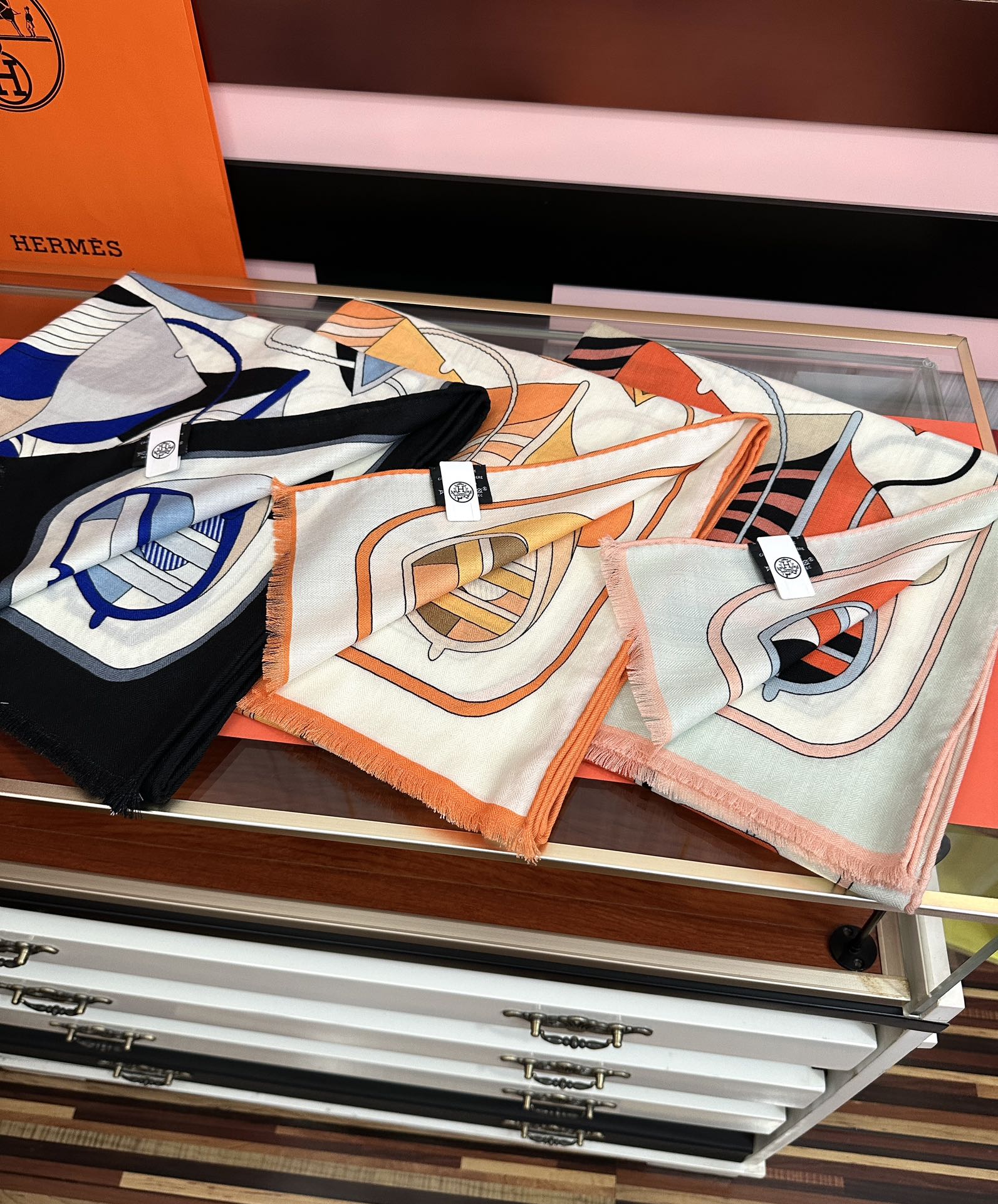 Hermès 新款 爱马仕 ZG同步2025【双面同色】太美了 下手一定要快 四季都可以用 真心美的让人非常非上身效果简直美翻了 品质非常完美 整个围巾给人气场的同时又非常 秀丽 绝对值得入手的新款 实物一拿到就会庆幸自己是女人的绝美好货 尺寸：65x185