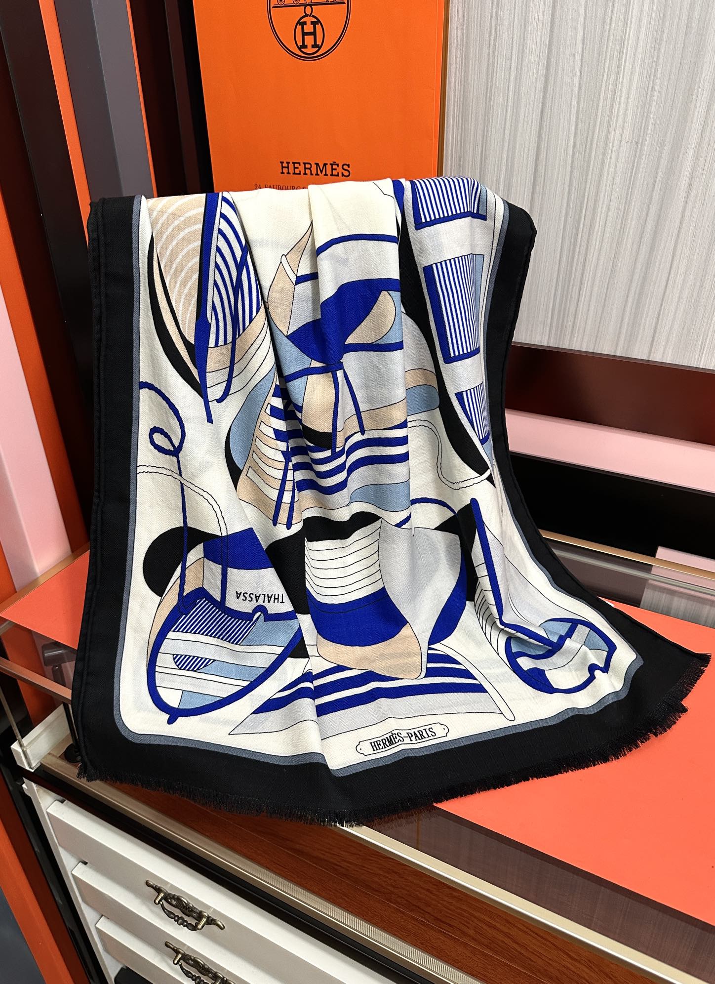 Hermès 新款 爱马仕 ZG同步2025【双面同色】太美了 下手一定要快 四季都可以用 真心美的让人非常非上身效果简直美翻了 品质非常完美 整个围巾给人气场的同时又非常 秀丽 绝对值得入手的新款 实物一拿到就会庆幸自己是女人的绝美好货 尺寸：65x185