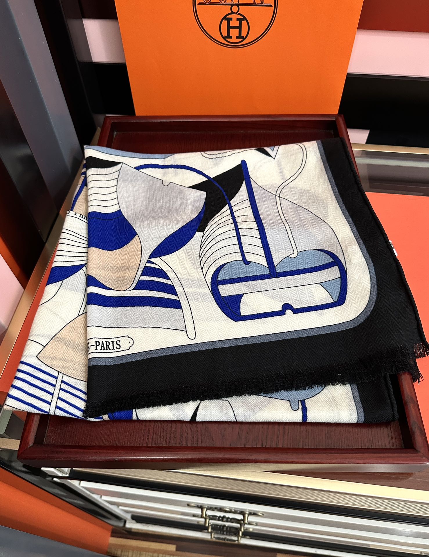 Hermès 新款 爱马仕 ZG同步2025【双面同色】太美了 下手一定要快 四季都可以用 真心美的让人非常非上身效果简直美翻了 品质非常完美 整个围巾给人气场的同时又非常 秀丽 绝对值得入手的新款 实物一拿到就会庆幸自己是女人的绝美好货 尺寸：65x185