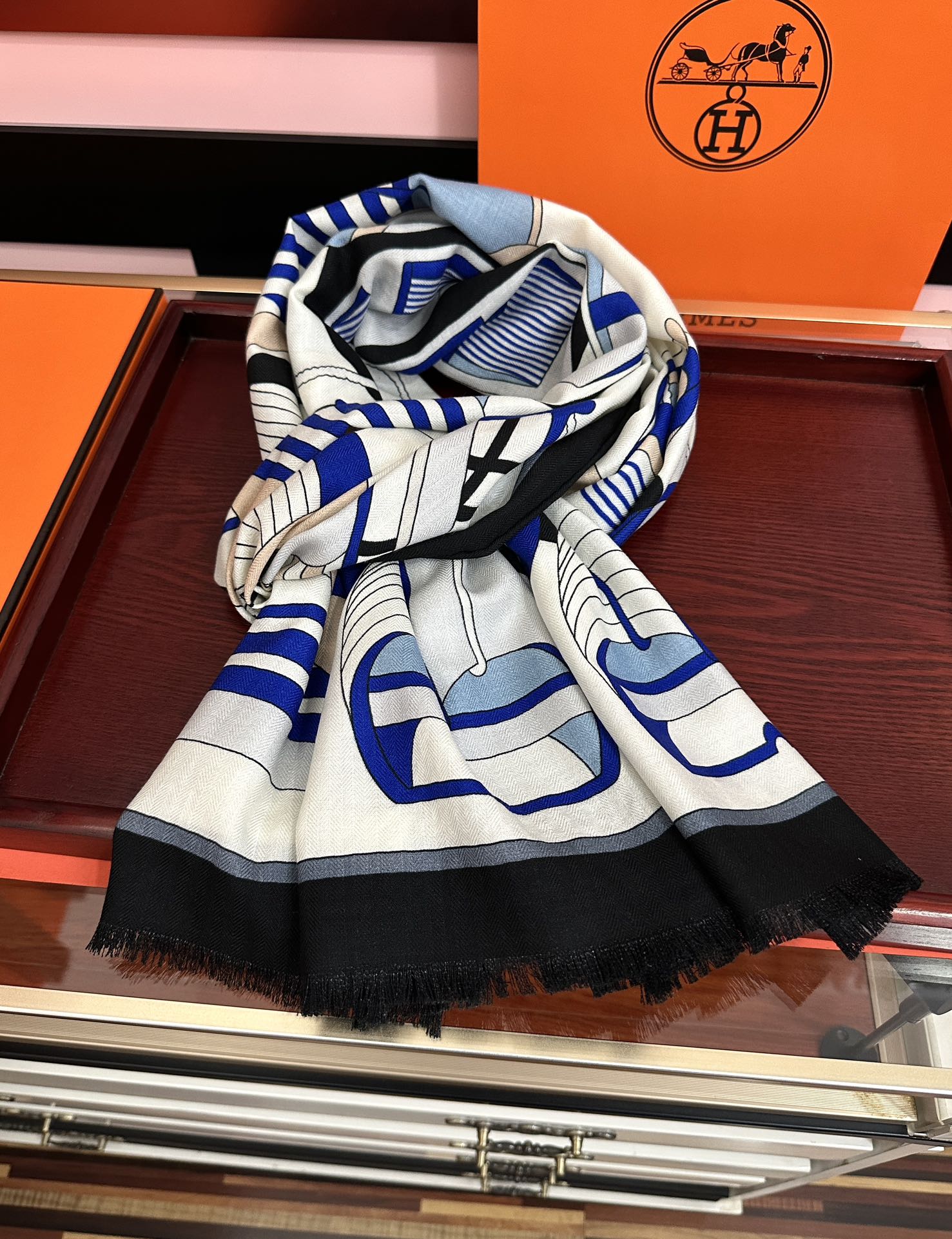 Hermès 新款 爱马仕 ZG同步2025【双面同色】太美了 下手一定要快 四季都可以用 真心美的让人非常非上身效果简直美翻了 品质非常完美 整个围巾给人气场的同时又非常 秀丽 绝对值得入手的新款 实物一拿到就会庆幸自己是女人的绝美好货 尺寸：65x185