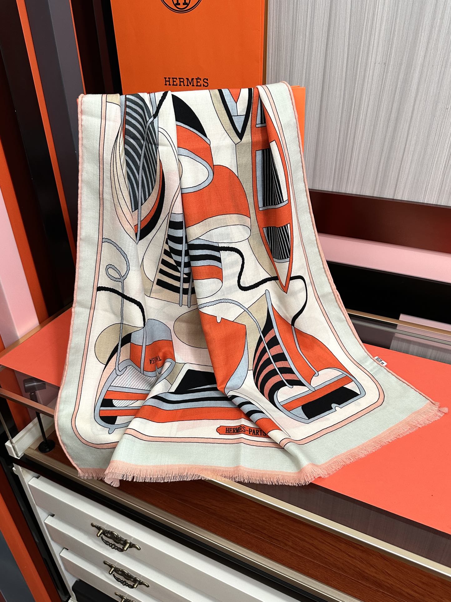 Hermès 新款 爱马仕 ZG同步2025【双面同色】太美了 下手一定要快 四季都可以用 真心美的让人非常非上身效果简直美翻了 品质非常完美 整个围巾给人气场的同时又非常 秀丽 绝对值得入手的新款 实物一拿到就会庆幸自己是女人的绝美好货 尺寸：65x185