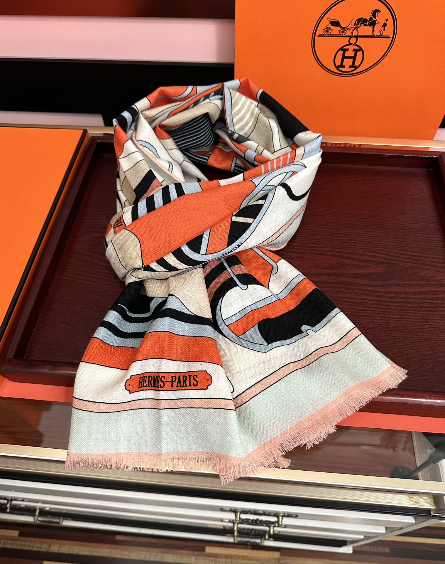 Hermès 新款 爱马仕 ZG同步2025【双面同色】太美了 下手一定要快 四季都可以用 真心美的让人非常非上身效果简直美翻了 品质非常完美 整个围巾给人气场的同时又非常 秀丽 绝对值得入手的新款 实物一拿到就会庆幸自己是女人的绝美好货 尺寸：65x185
