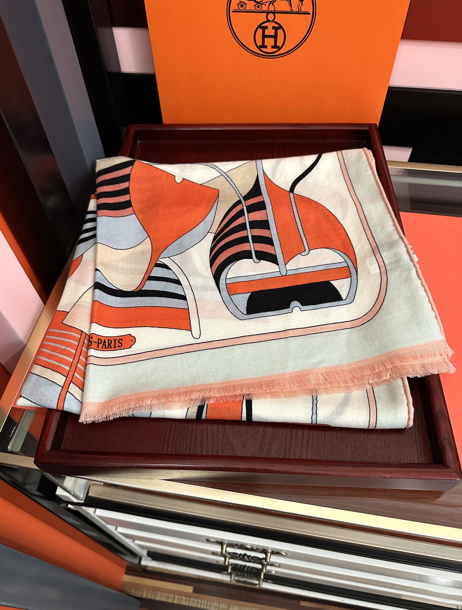 Hermès 新款 爱马仕 ZG同步2025【双面同色】太美了 下手一定要快 四季都可以用 真心美的让人非常非上身效果简直美翻了 品质非常完美 整个围巾给人气场的同时又非常 秀丽 绝对值得入手的新款 实物一拿到就会庆幸自己是女人的绝美好货 尺寸：65x185