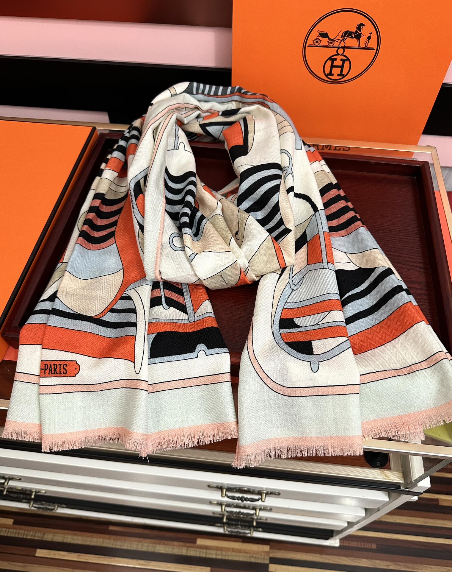 Hermès 新款 爱马仕 ZG同步2025【双面同色】太美了 下手一定要快 四季都可以用 真心美的让人非常非上身效果简直美翻了 品质非常完美 整个围巾给人气场的同时又非常 秀丽 绝对值得入手的新款 实物一拿到就会庆幸自己是女人的绝美好货 尺寸：65x185