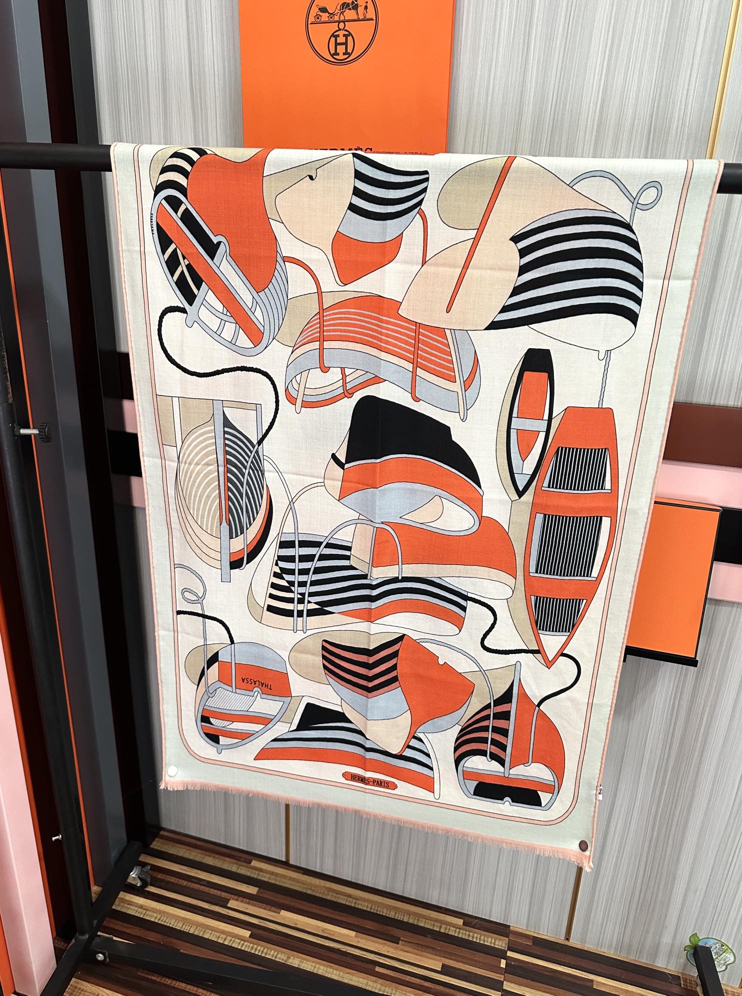 Hermès 新款 爱马仕 ZG同步2025【双面同色】太美了 下手一定要快 四季都可以用 真心美的让人非常非上身效果简直美翻了 品质非常完美 整个围巾给人气场的同时又非常 秀丽 绝对值得入手的新款 实物一拿到就会庆幸自己是女人的绝美好货 尺寸：65x185