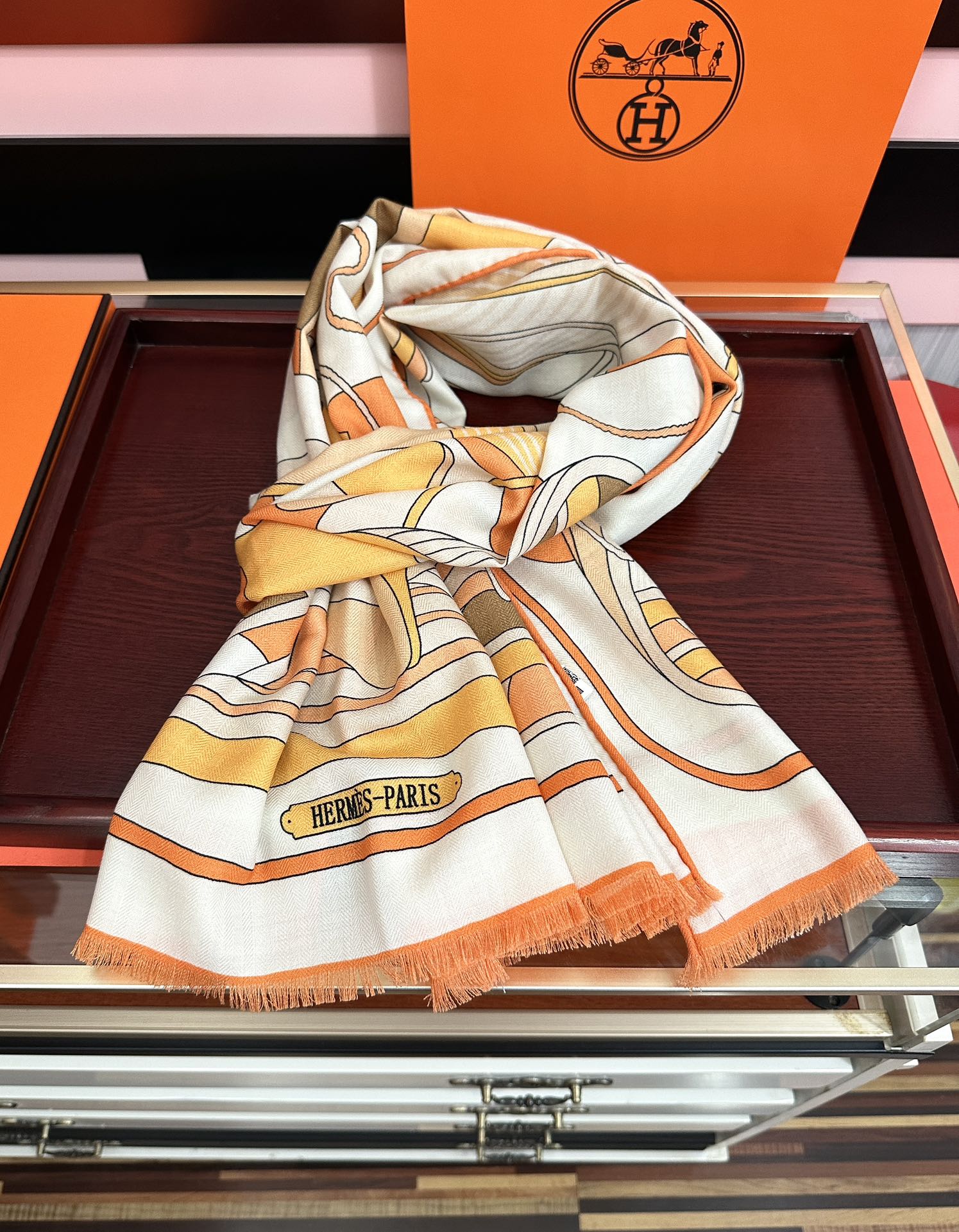 Hermès 新款 爱马仕 ZG同步2025【双面同色】太美了 下手一定要快 四季都可以用 真心美的让人非常非上身效果简直美翻了 品质非常完美 整个围巾给人气场的同时又非常 秀丽 绝对值得入手的新款 实物一拿到就会庆幸自己是女人的绝美好货 尺寸：65x185