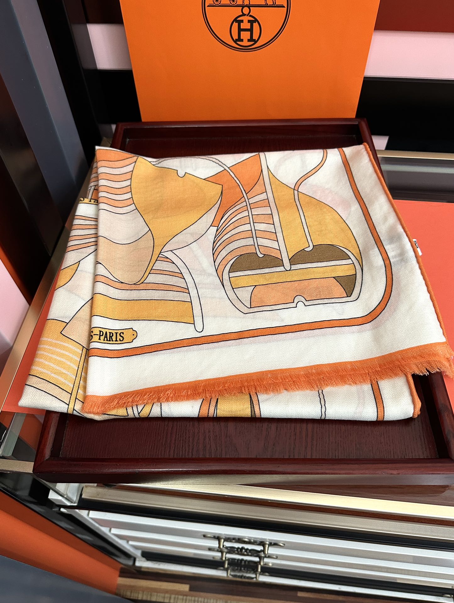 Hermès 新款 爱马仕 ZG同步2025【双面同色】太美了 下手一定要快 四季都可以用 真心美的让人非常非上身效果简直美翻了 品质非常完美 整个围巾给人气场的同时又非常 秀丽 绝对值得入手的新款 实物一拿到就会庆幸自己是女人的绝美好货 尺寸：65x185