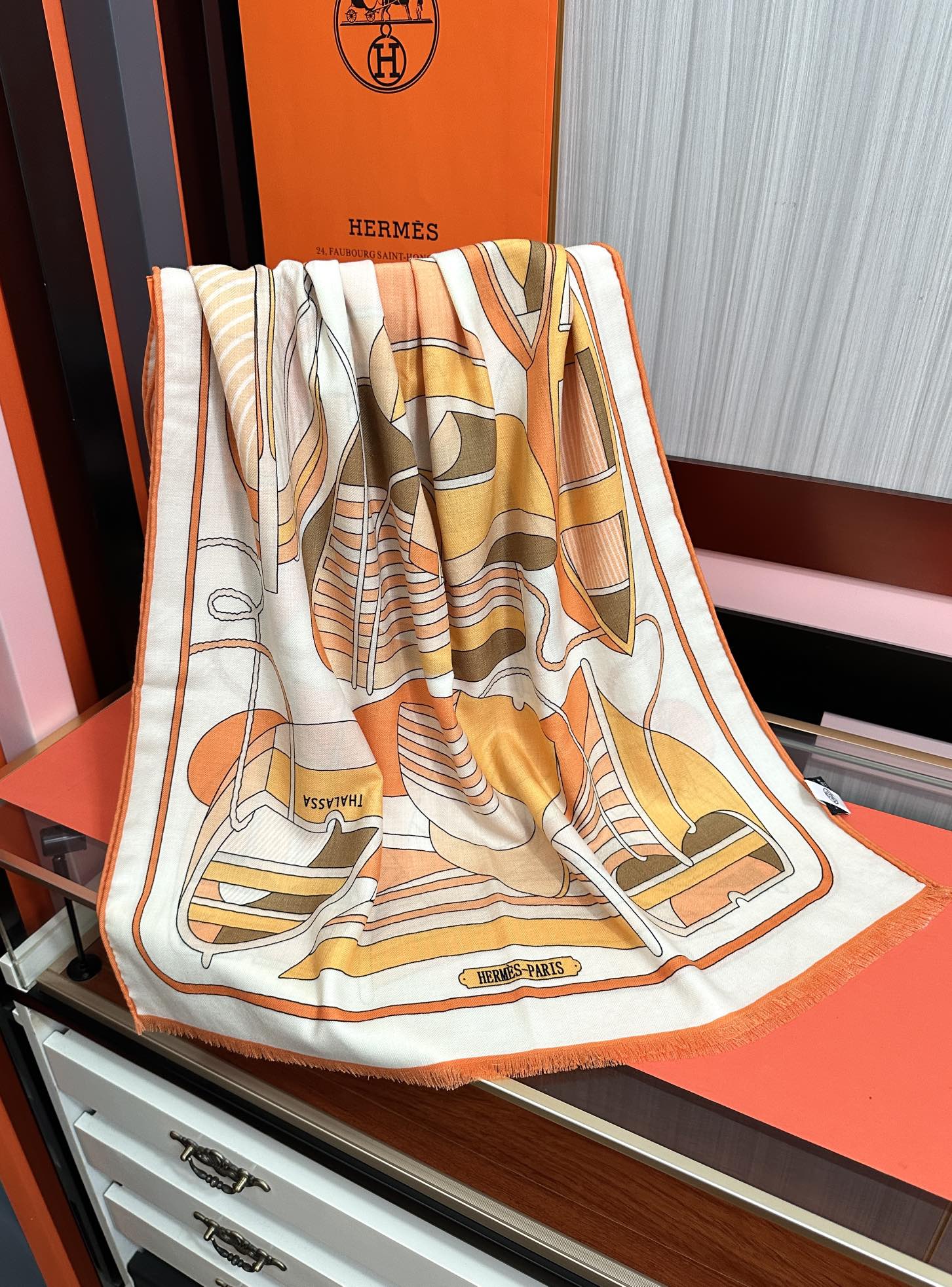 Hermès 新款 爱马仕 ZG同步2025【双面同色】太美了 下手一定要快 四季都可以用 真心美的让人非常非上身效果简直美翻了 品质非常完美 整个围巾给人气场的同时又非常 秀丽 绝对值得入手的新款 实物一拿到就会庆幸自己是女人的绝美好货 尺寸：65x185