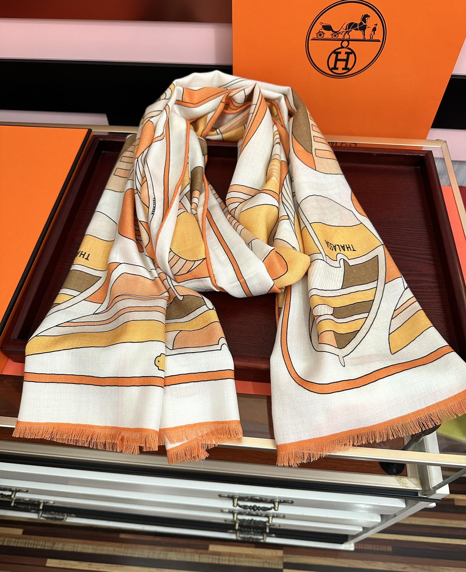 Hermès 新款 爱马仕 ZG同步2025【双面同色】太美了 下手一定要快 四季都可以用 真心美的让人非常非上身效果简直美翻了 品质非常完美 整个围巾给人气场的同时又非常 秀丽 绝对值得入手的新款 实物一拿到就会庆幸自己是女人的绝美好货 尺寸：65x185