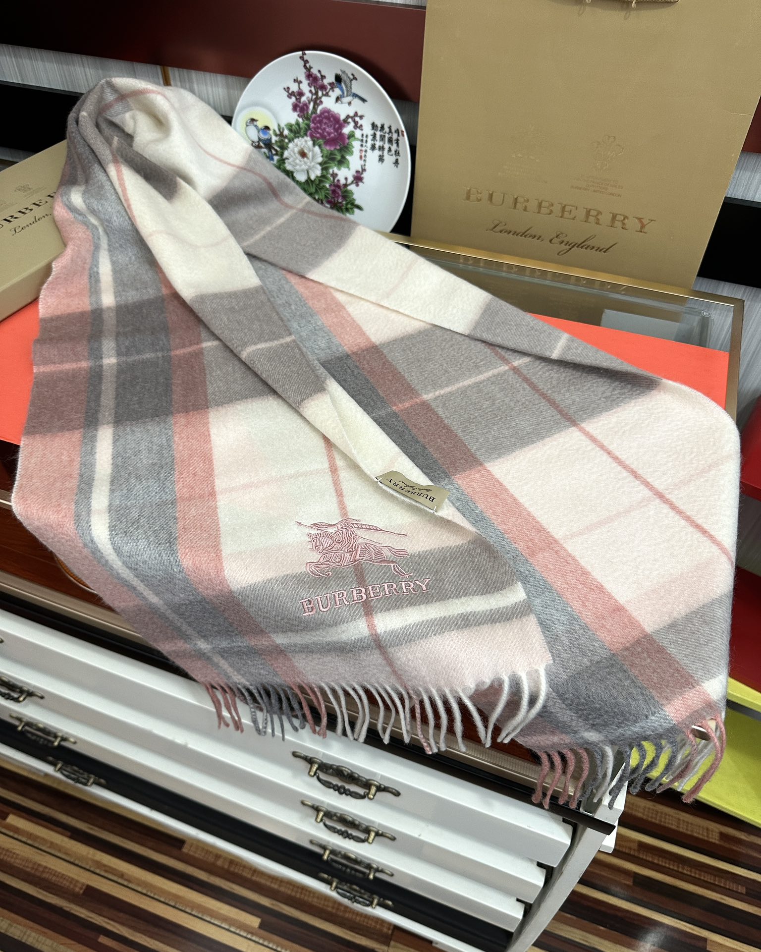 Burberry 125%山羊绒 2025巴宝【刺绣战马】采用内蒙古 山羊绒 最新款男女通用 重磅推荐 的格子