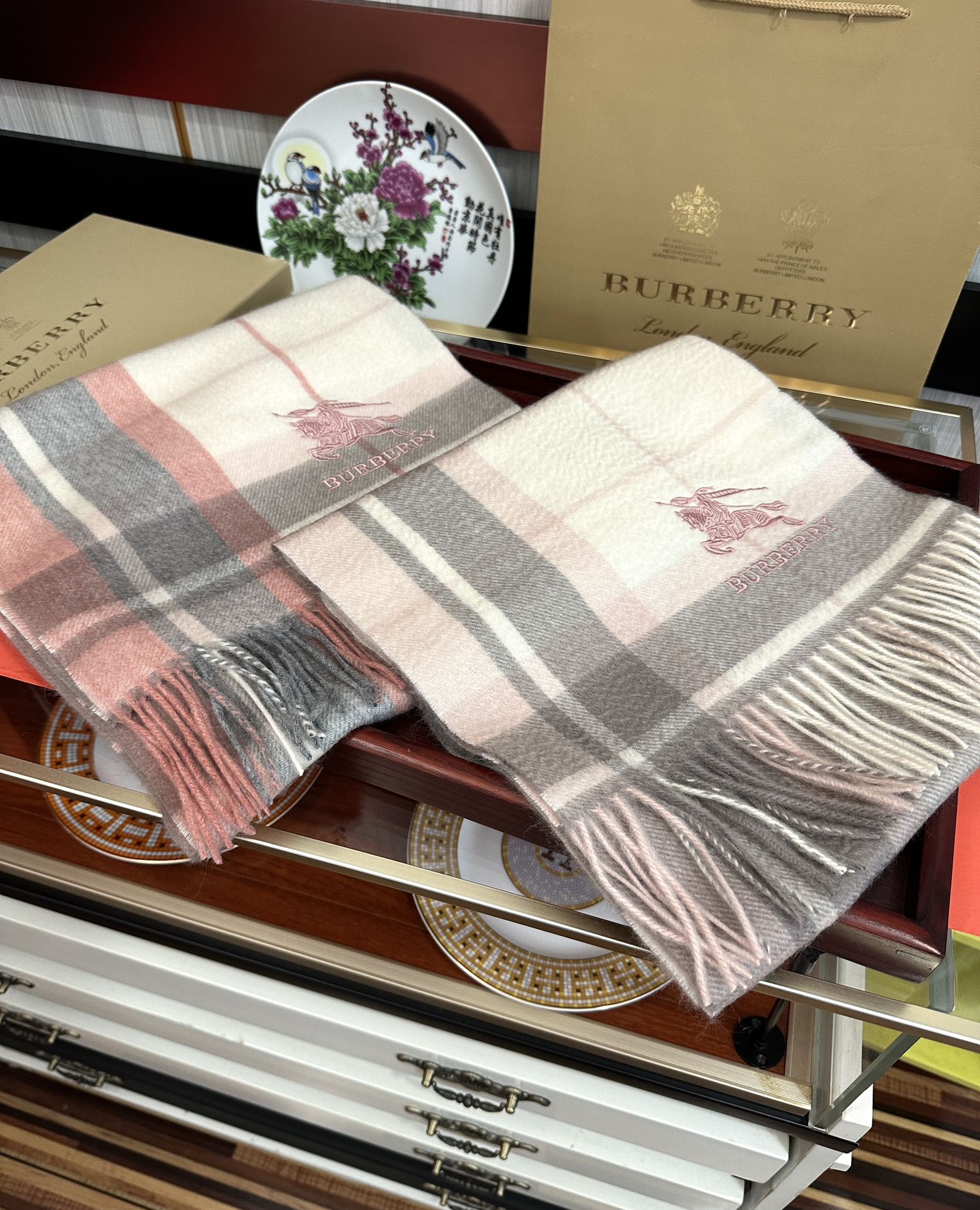 Burberry 125%山羊绒 2025巴宝【刺绣战马】采用内蒙古 山羊绒 最新款男女通用 重磅推荐 的格子